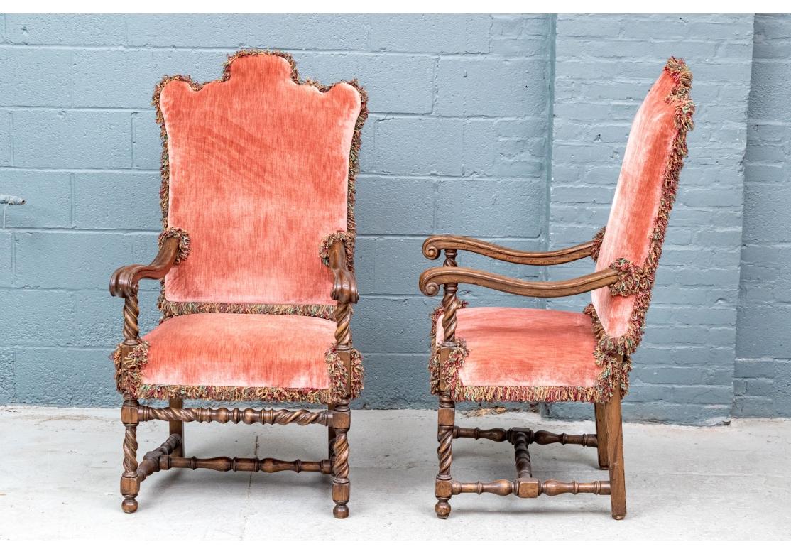 20ième siècle Paire de chaises de hall en chêne de style jacobéen tapissées sur mesure en vente