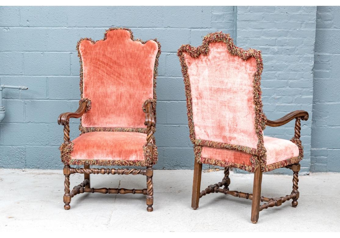 Paire de chaises de hall en chêne de style jacobéen tapissées sur mesure en vente 1