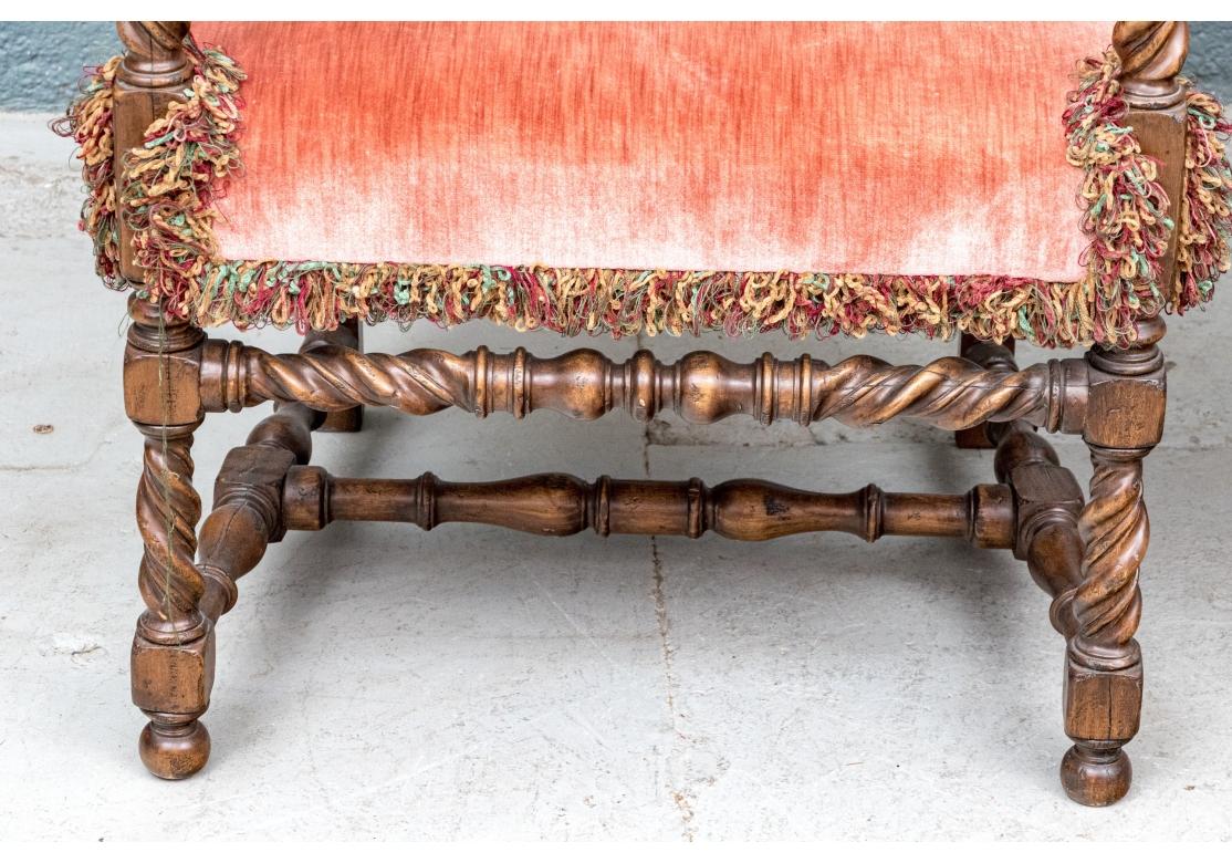 Paire de chaises de hall en chêne de style jacobéen tapissées sur mesure en vente 2