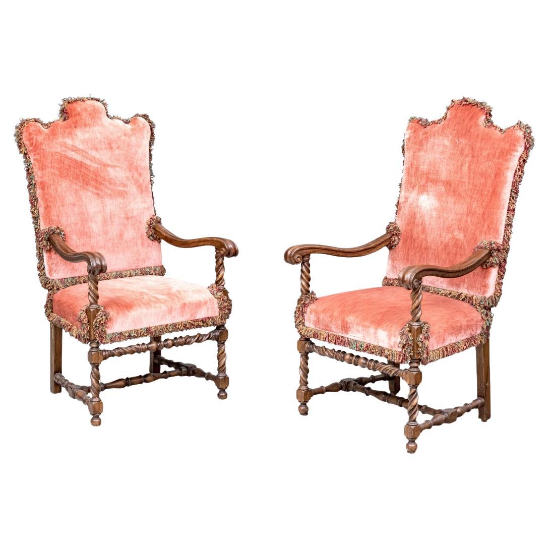 Paire de chaises de hall en chêne de style jacobéen tapissées sur mesure en vente