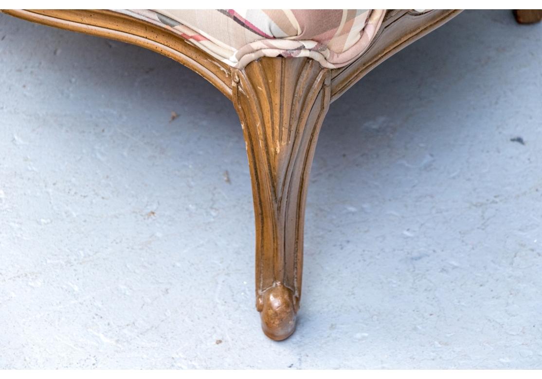 Paire de fauteuils à large dossier en tonneau, tapissés sur mesure, avec façade en serpentin, manchettes et reposant sur des pieds cabriole cannelés. Les chaises sont recouvertes d'un tissu écossais personnalisé, d'un double passepoil, d'un insert