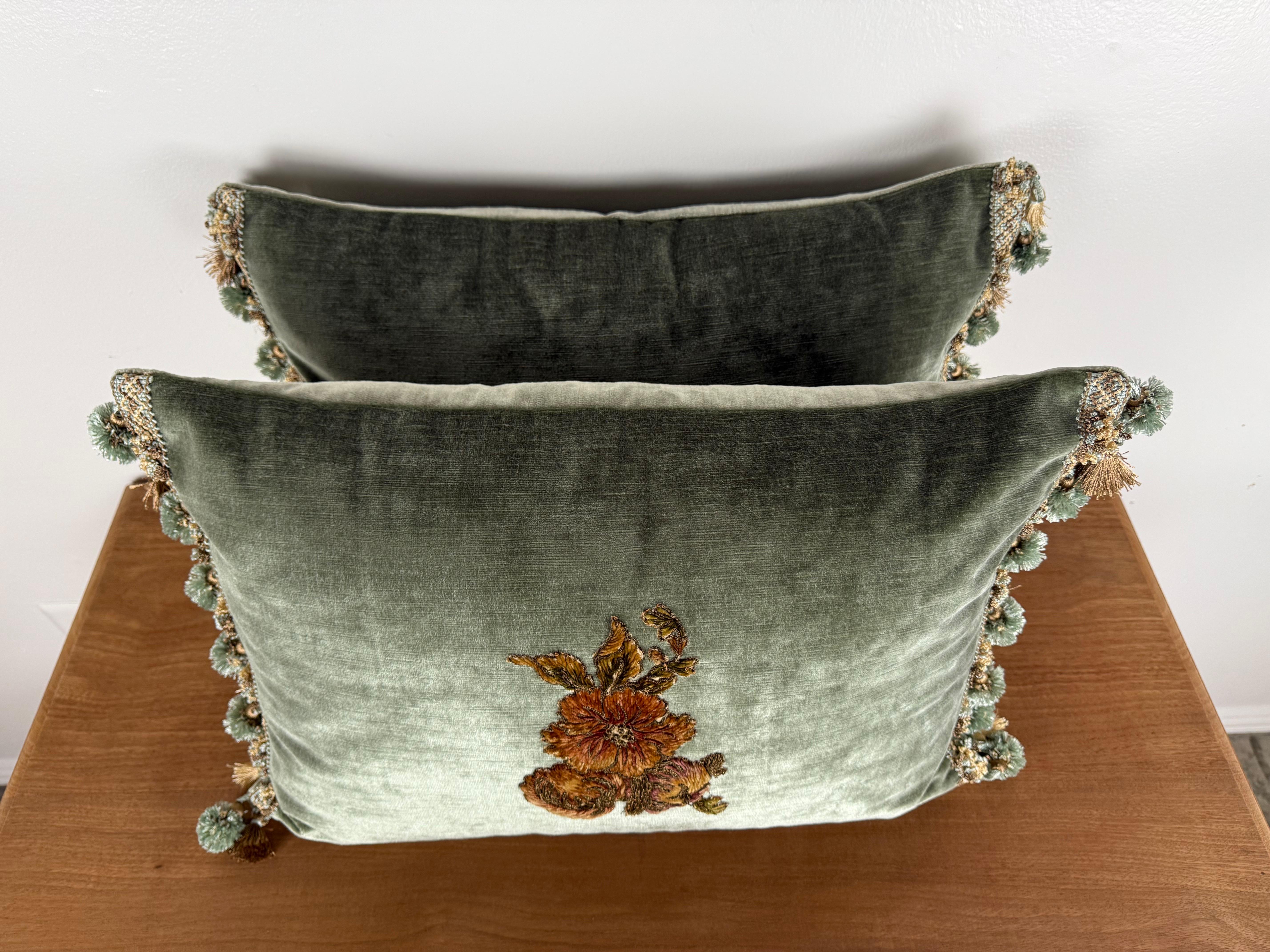 Rococò Coppia di cuscini in velluto personalizzati con applicazioni in filo d'oro francese del XIX secolo in vendita