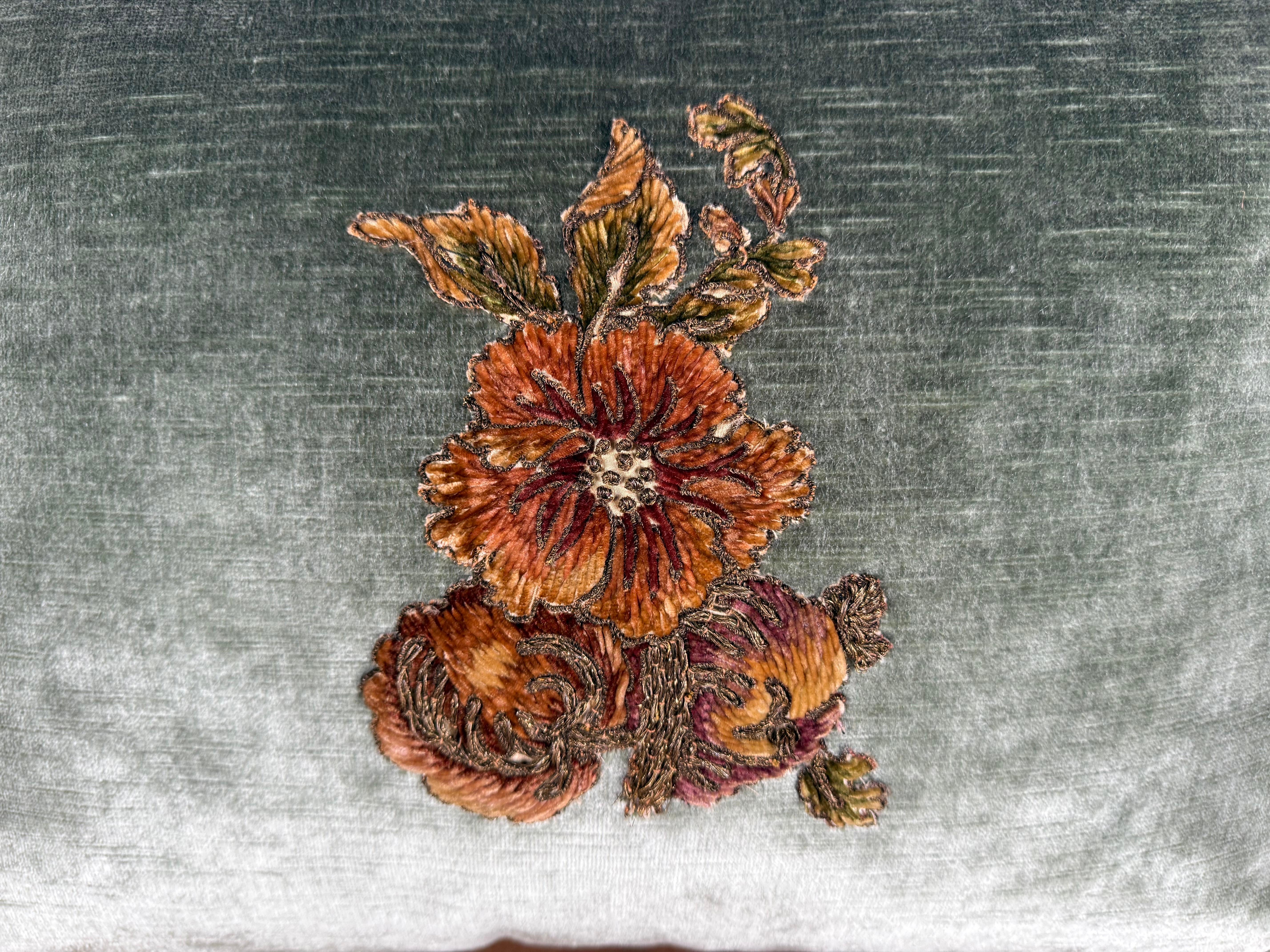 Americano Coppia di cuscini in velluto personalizzati con applicazioni in filo d'oro francese del XIX secolo in vendita