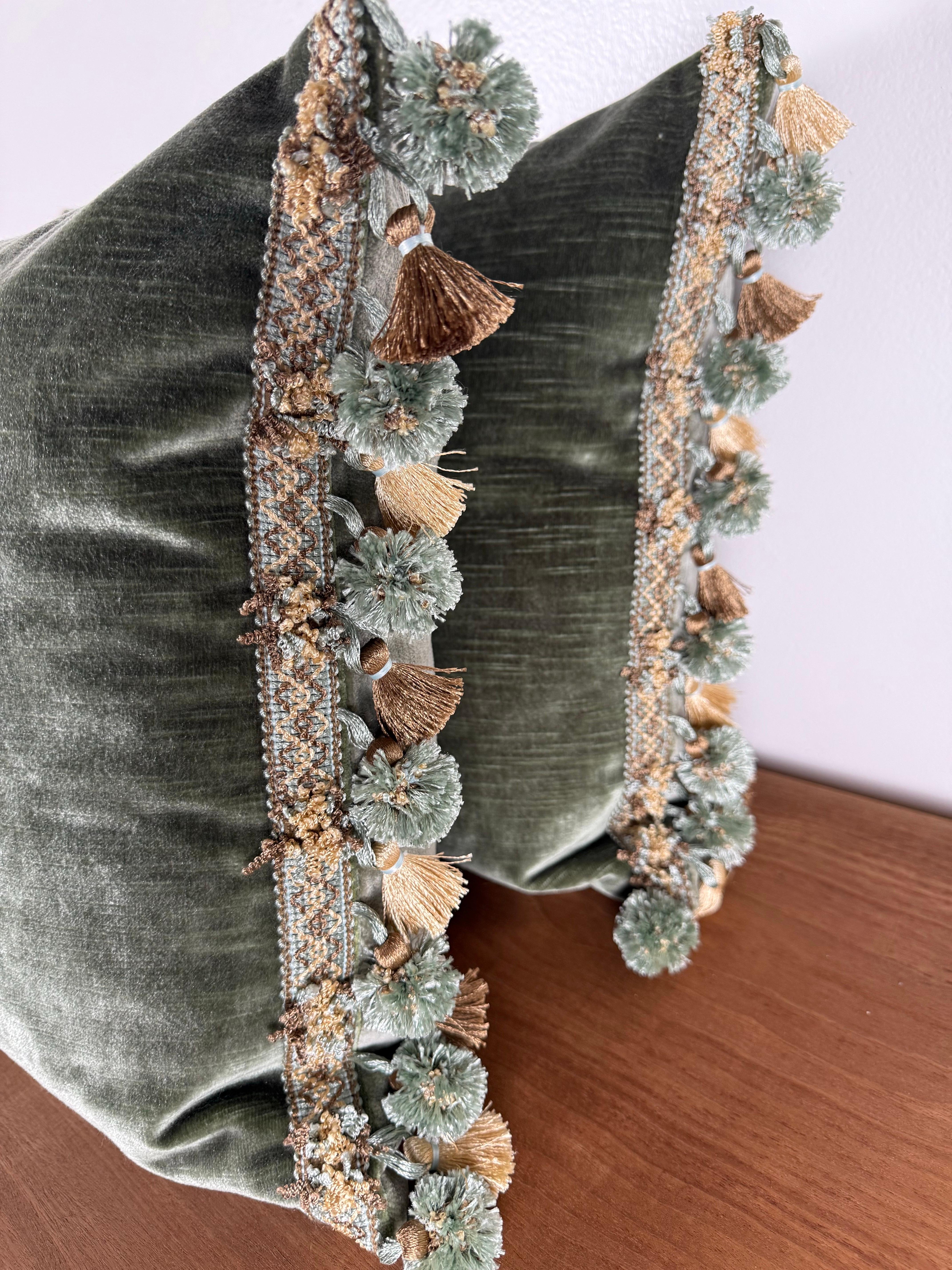 Ciniglia Coppia di cuscini in velluto personalizzati con applicazioni in filo d'oro francese del XIX secolo in vendita