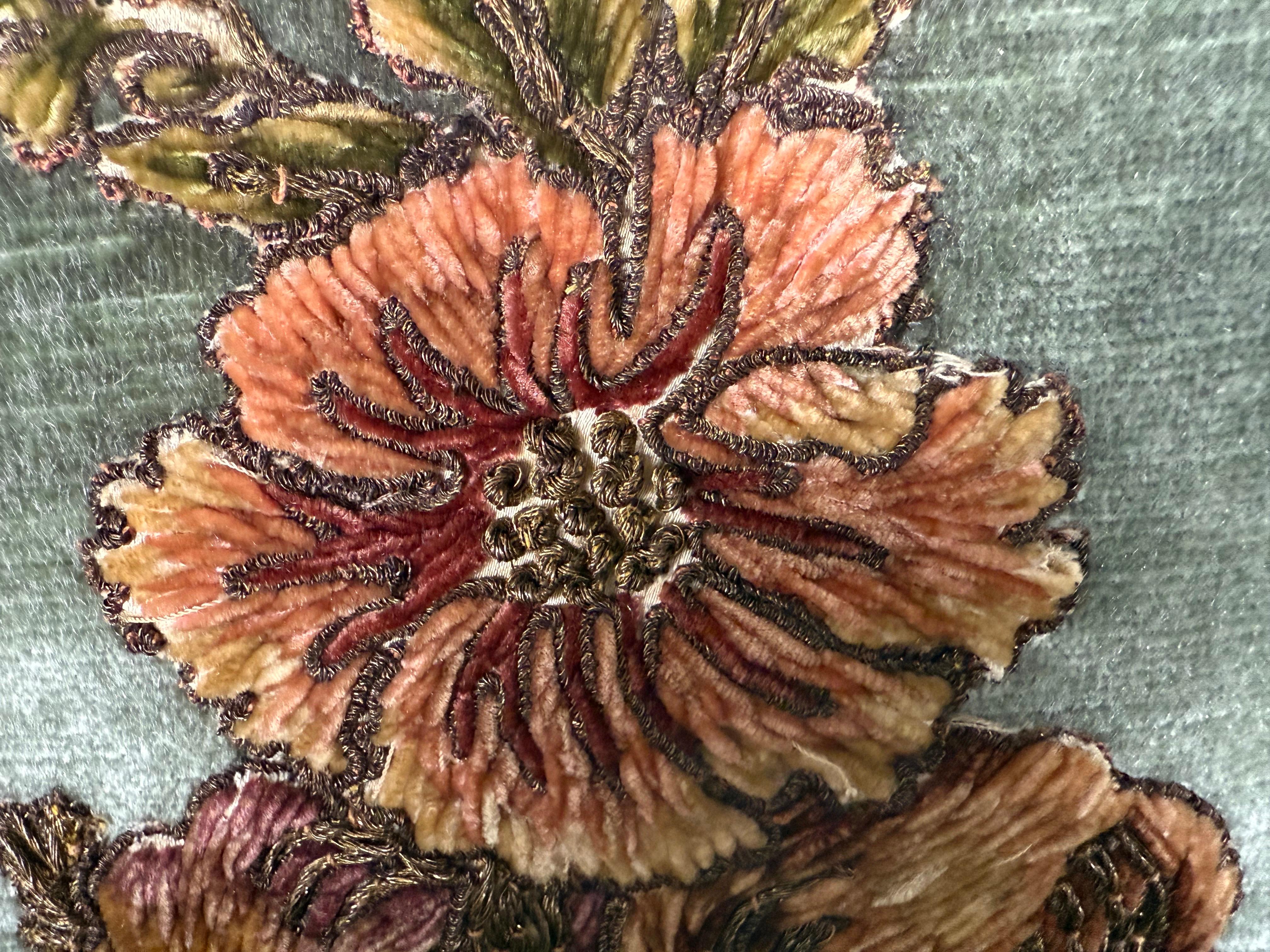 Coppia di cuscini in velluto personalizzati con applicazioni in filo d'oro francese del XIX secolo in vendita 1