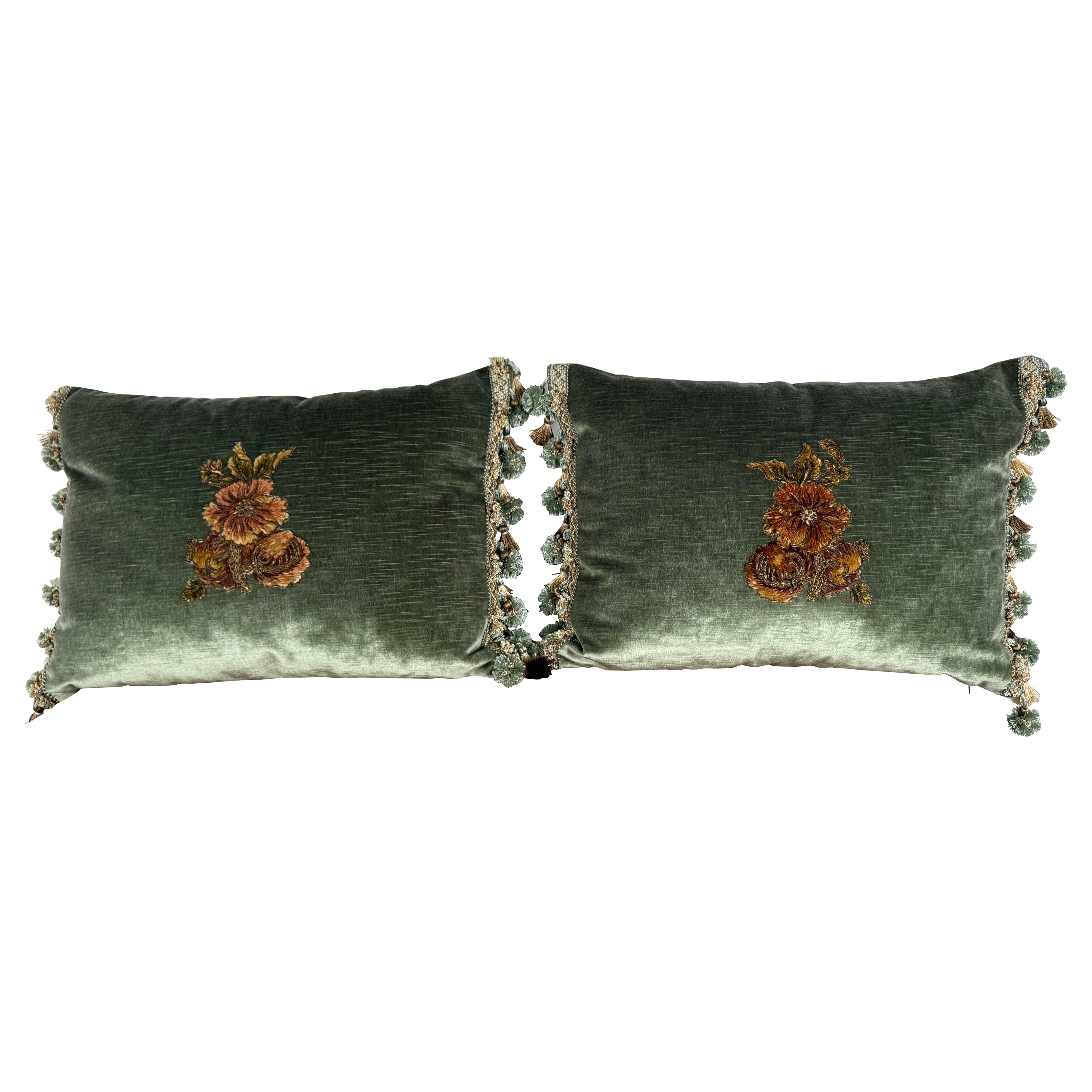 Coppia di cuscini in velluto personalizzati con applicazioni in filo d'oro francese del XIX secolo in vendita