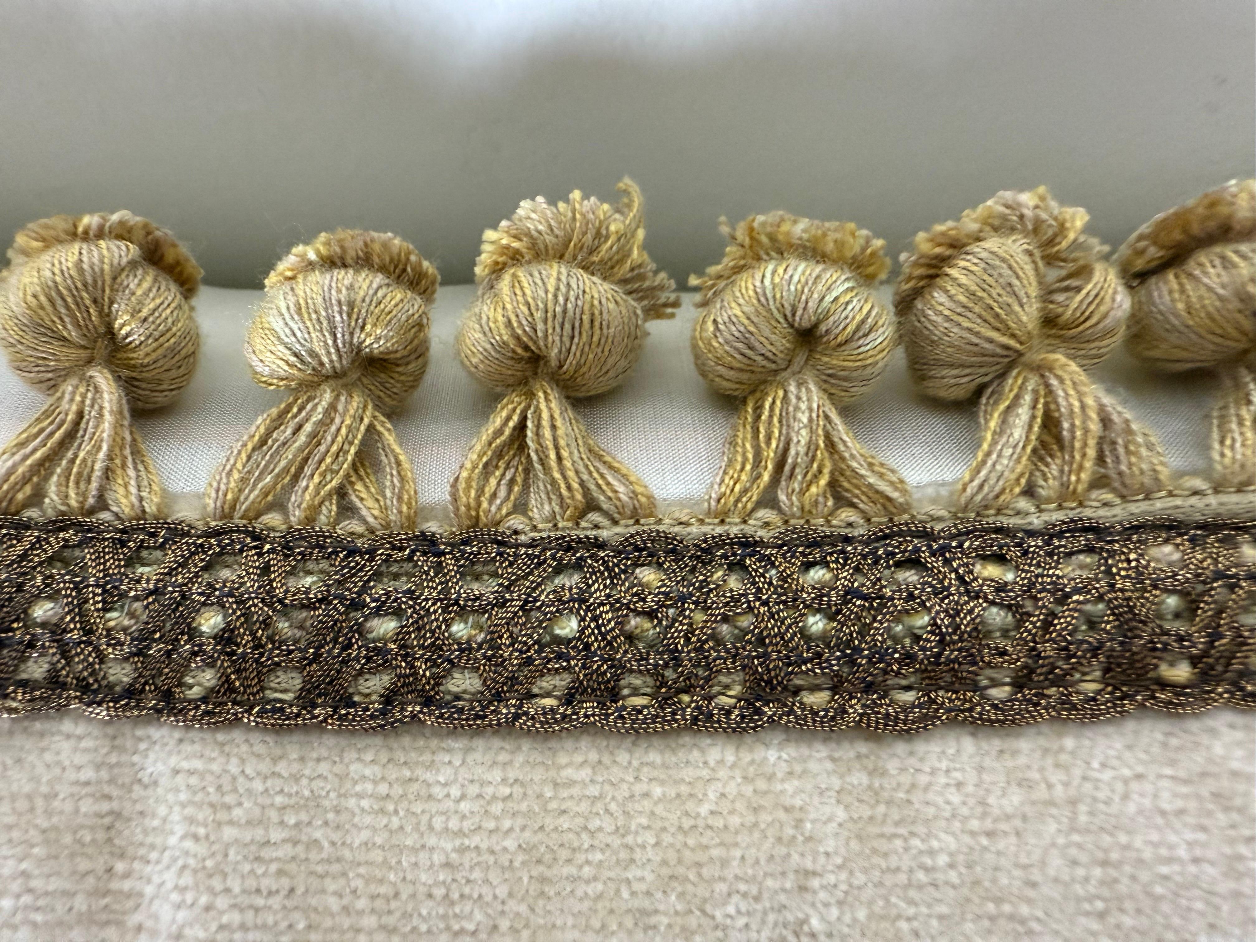 Coppia di cuscini in velluto personalizzati con applicazioni metalliche francesi del XIX secolo in vendita 4