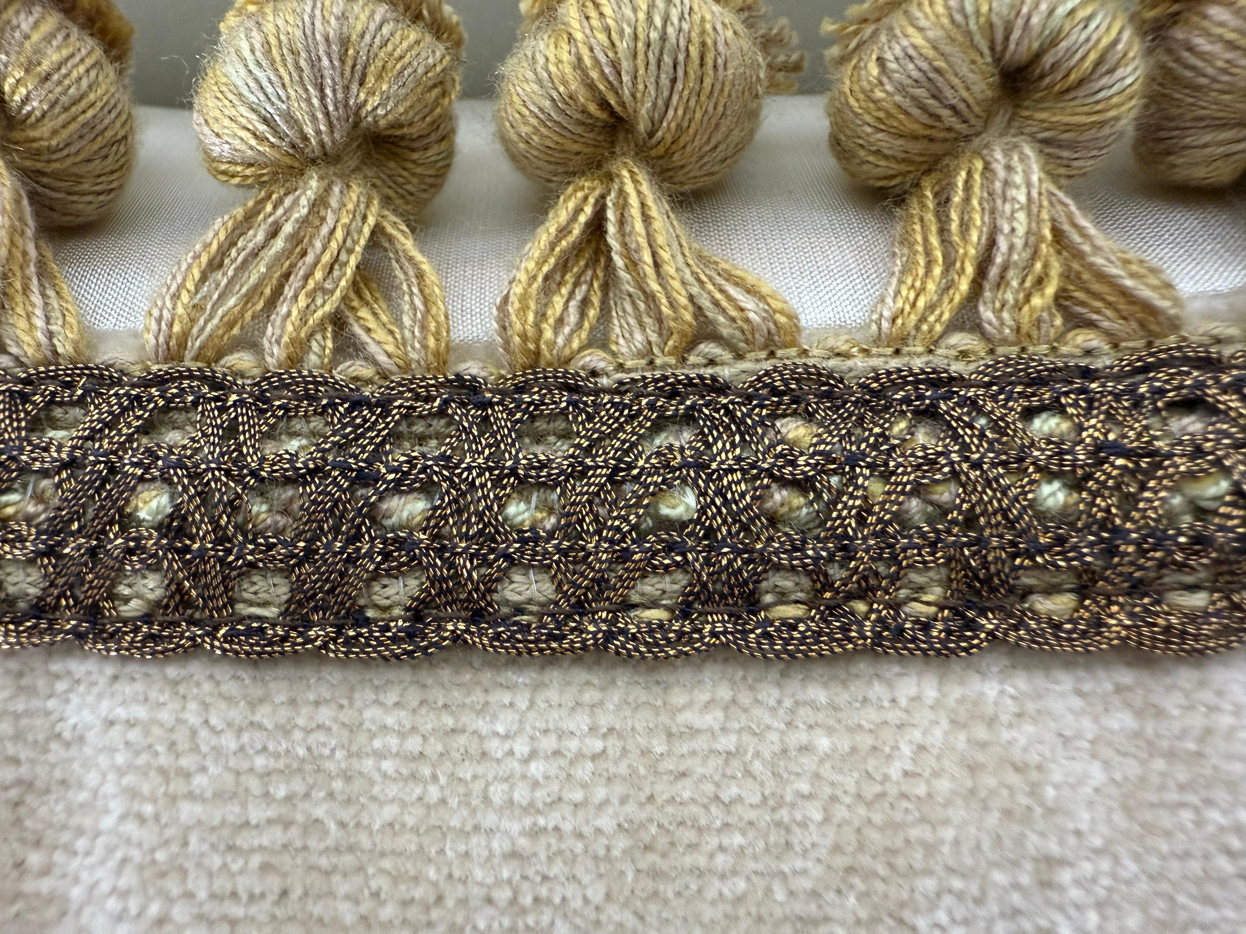 Coppia di cuscini in velluto personalizzati con applicazioni metalliche francesi del XIX secolo in vendita 5