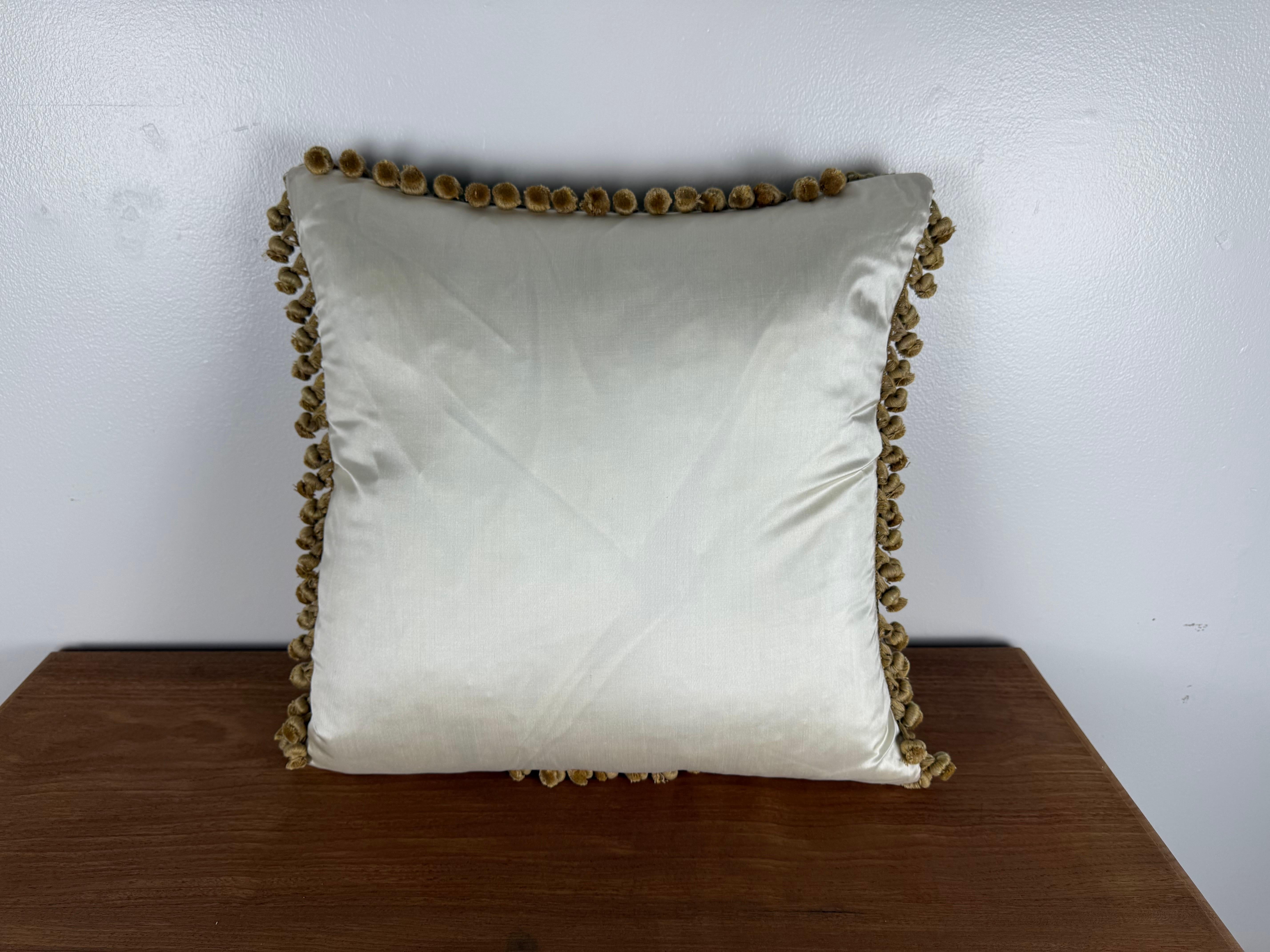 Coppia di cuscini in velluto personalizzati con applicazioni metalliche francesi del XIX secolo in vendita 6