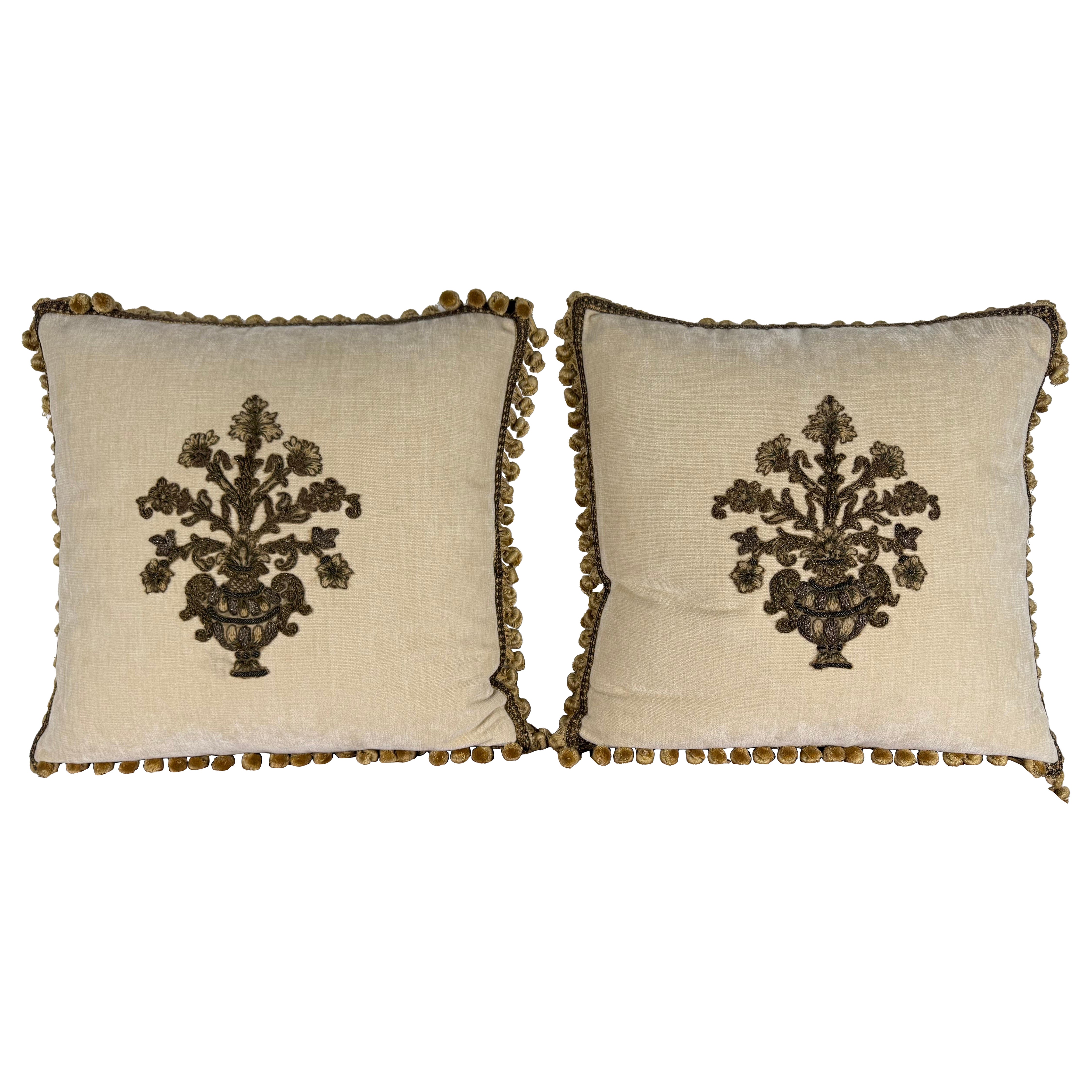 Coppia di cuscini in velluto personalizzati con applicazioni metalliche francesi del XIX secolo