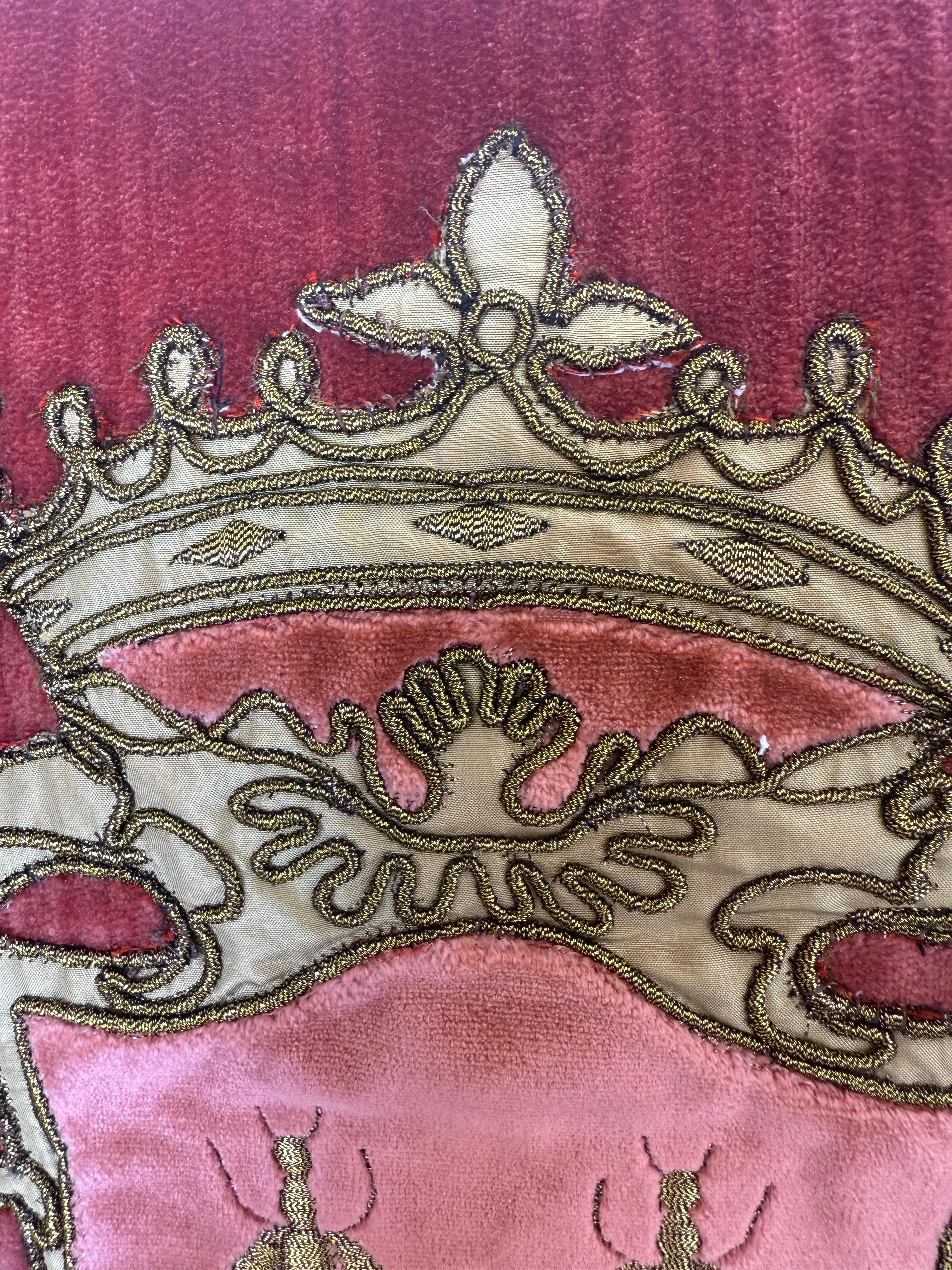 Pair of Custom Velvet Pillows with Heraldic Crest by Melissa Levinson In Excellent Condition For Sale In Los Angeles, CA