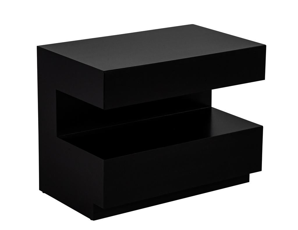 Moderne Paire de tables de chevet en noyer noir par Carrocel en vente