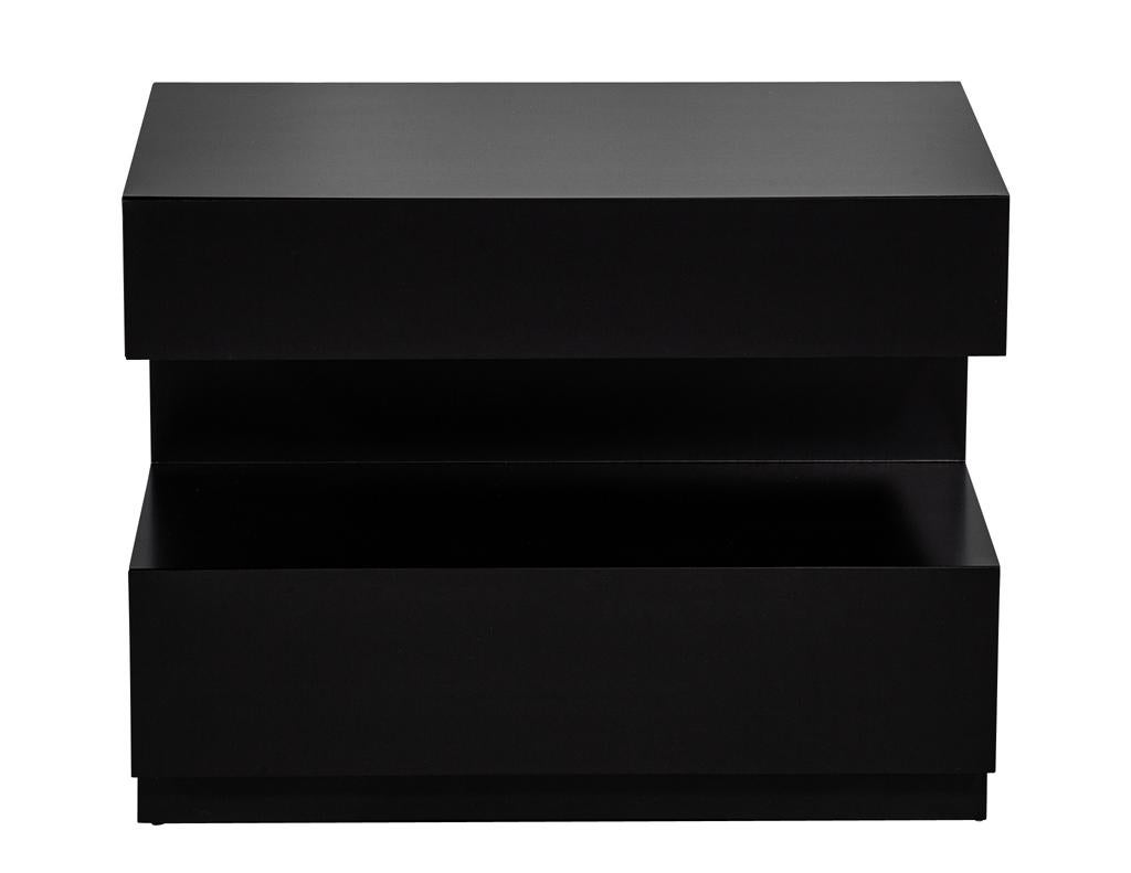 Canadien Paire de tables de chevet en noyer noir par Carrocel en vente