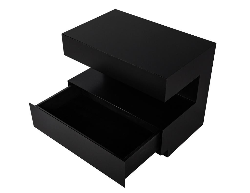 Noyer Paire de tables de chevet en noyer noir par Carrocel en vente