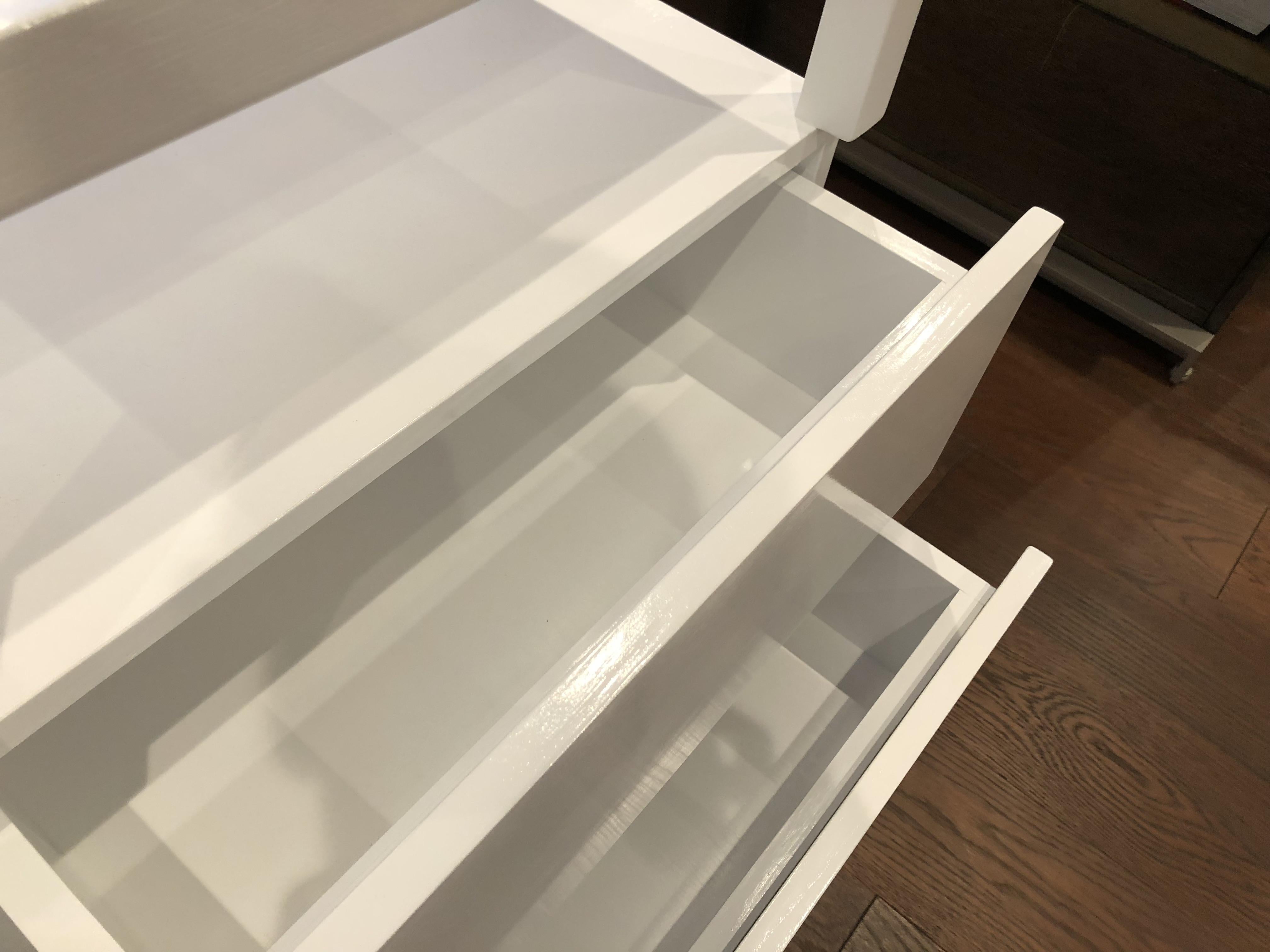 Paire de tables de nuit personnalisées en laque blanche et lucite par Cain Modern en vente 8