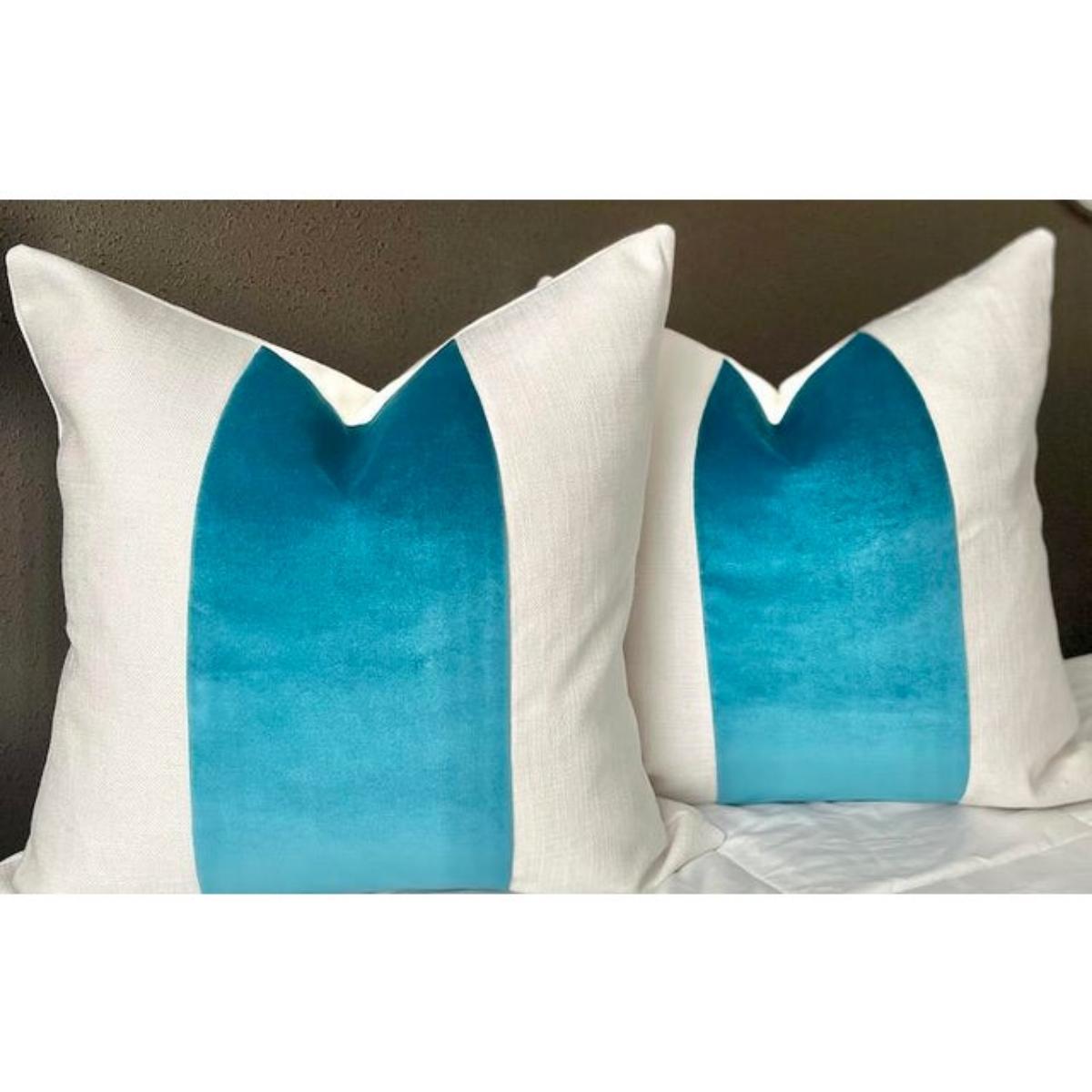 Così sofisticato e sorprendente. I miei maghi del lavoro hanno preso un delizioso lino bianco intrecciato e hanno aggiunto una meravigliosa striscia di velluto turchese intenso al centro. Il rivestimento è dello stesso morbido lino color farina