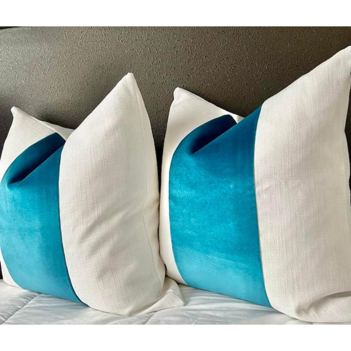 Moderno Coppia di cuscini personalizzati in lino bianco e velluto turchese a righe in vendita
