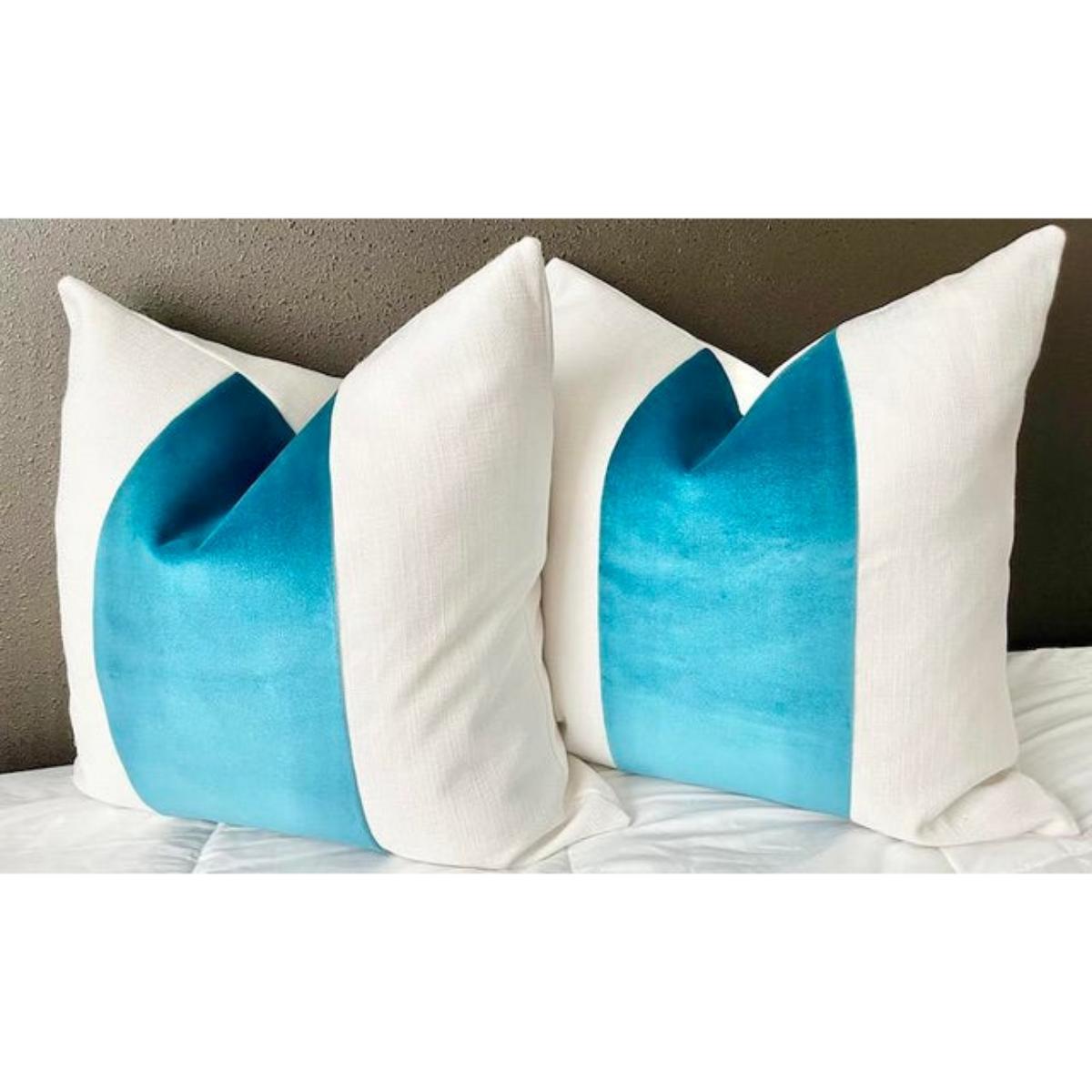 Americano Coppia di cuscini personalizzati in lino bianco e velluto turchese a righe in vendita