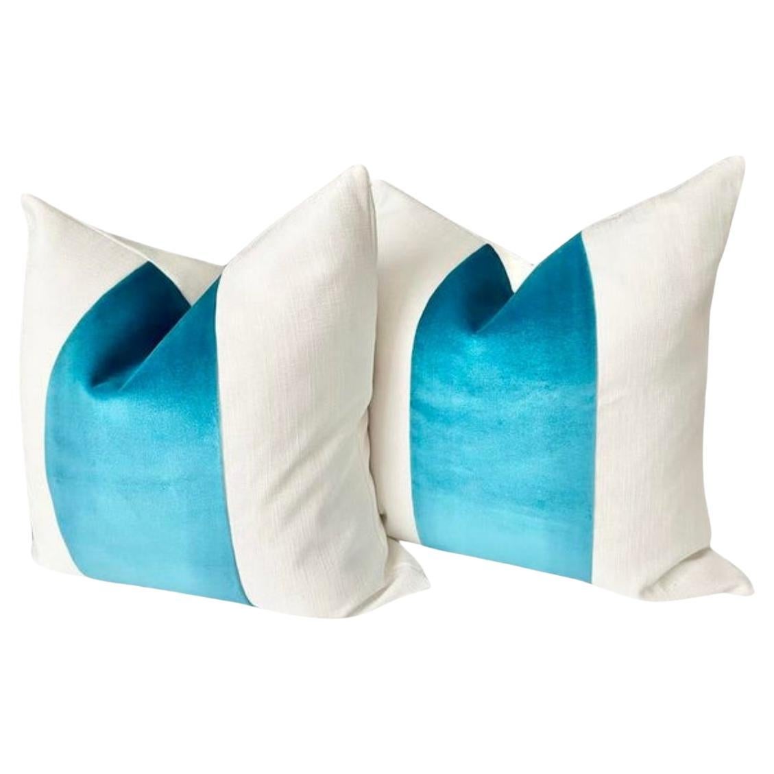 Coppia di cuscini personalizzati in lino bianco e velluto turchese a righe in vendita