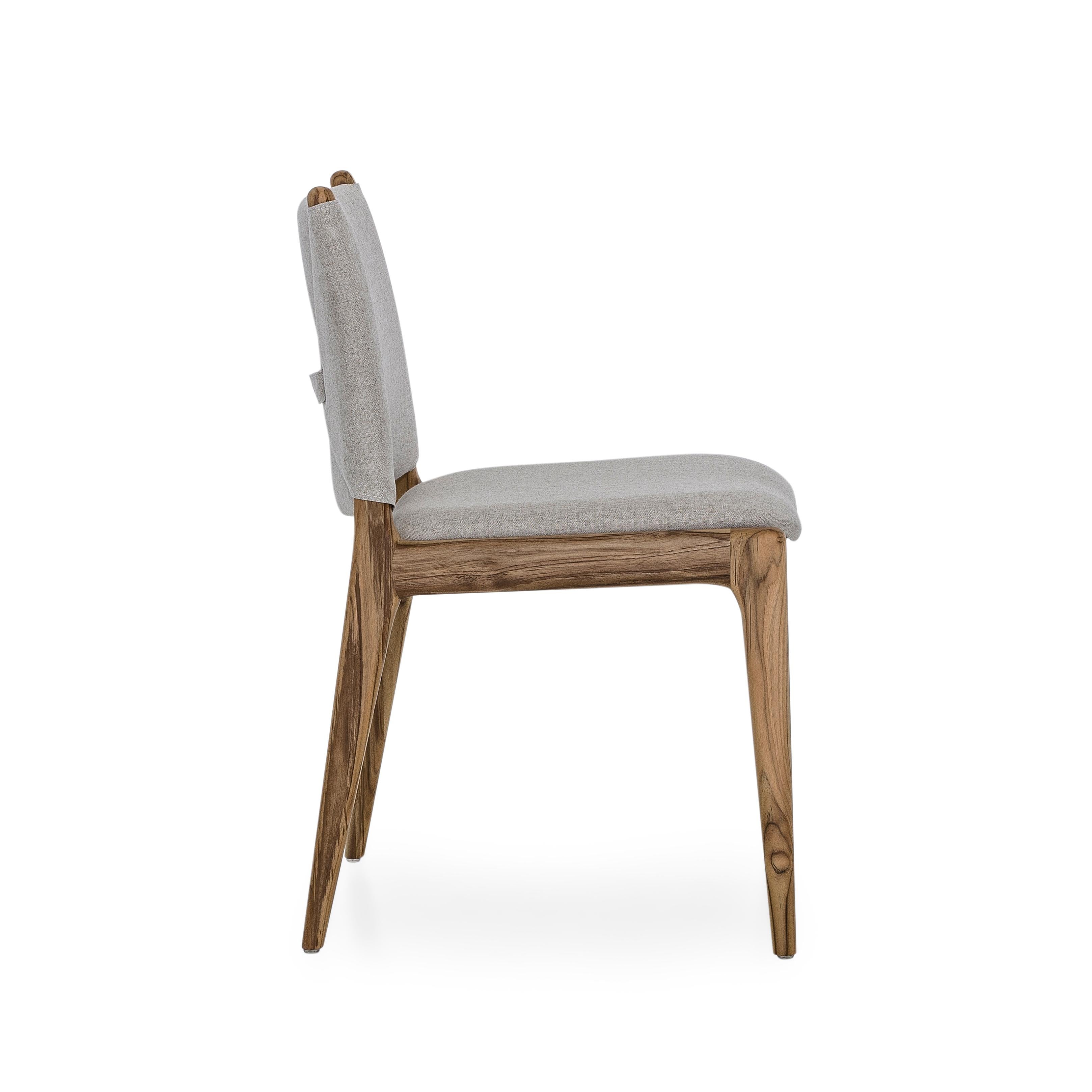 Ein Paar anpassbare Esszimmerstühle aus Teakholz mit hafermehlfarbener Polsterung - Cappio Line (Moderne) im Angebot