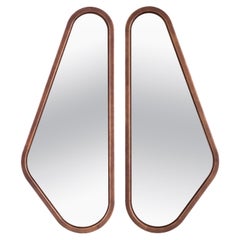 Coppia di specchi da parete alati in legno di noce personalizzabili, Collectional