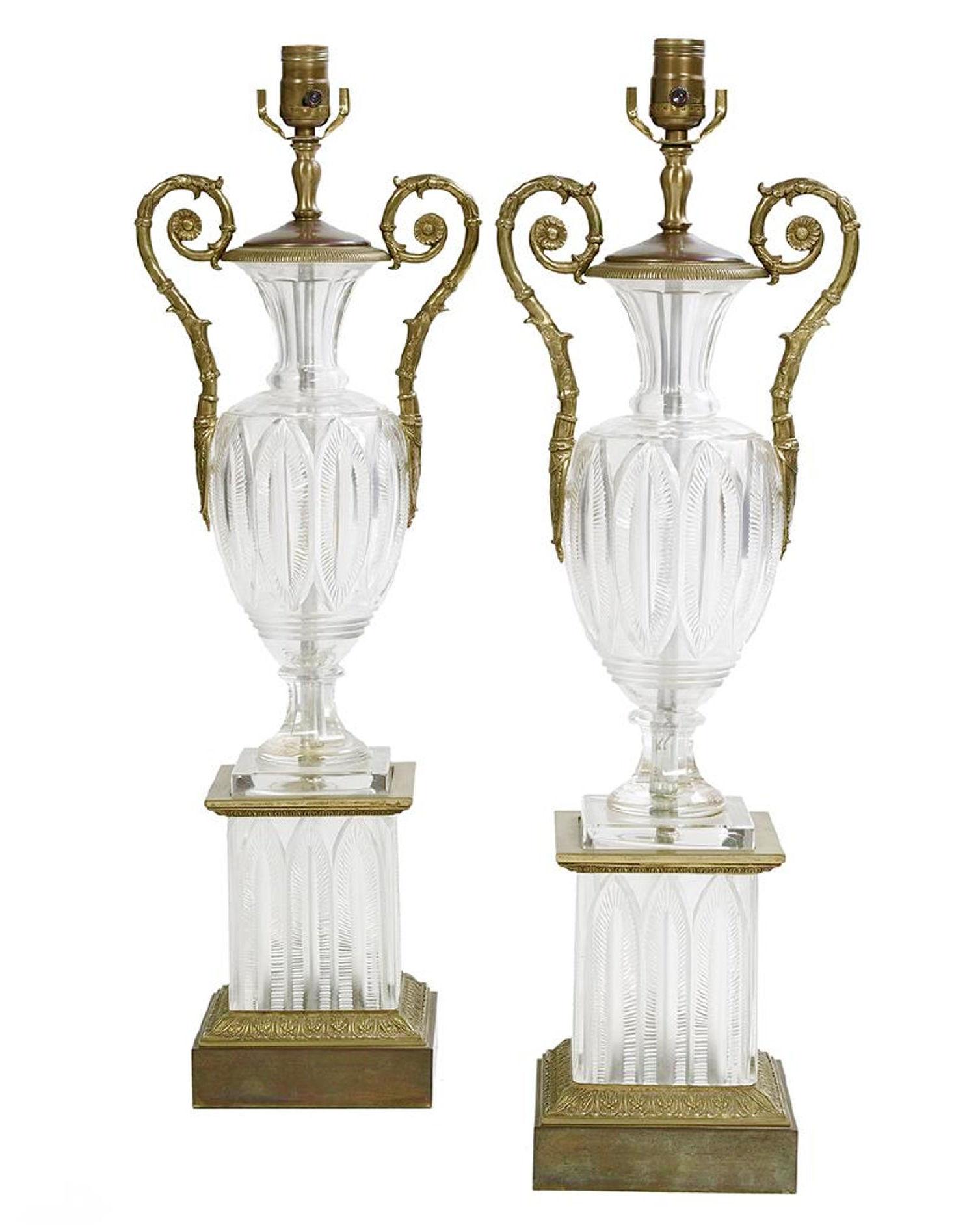 Français Paire de lampes de style Baccarat en cristal taillé et bronze en vente