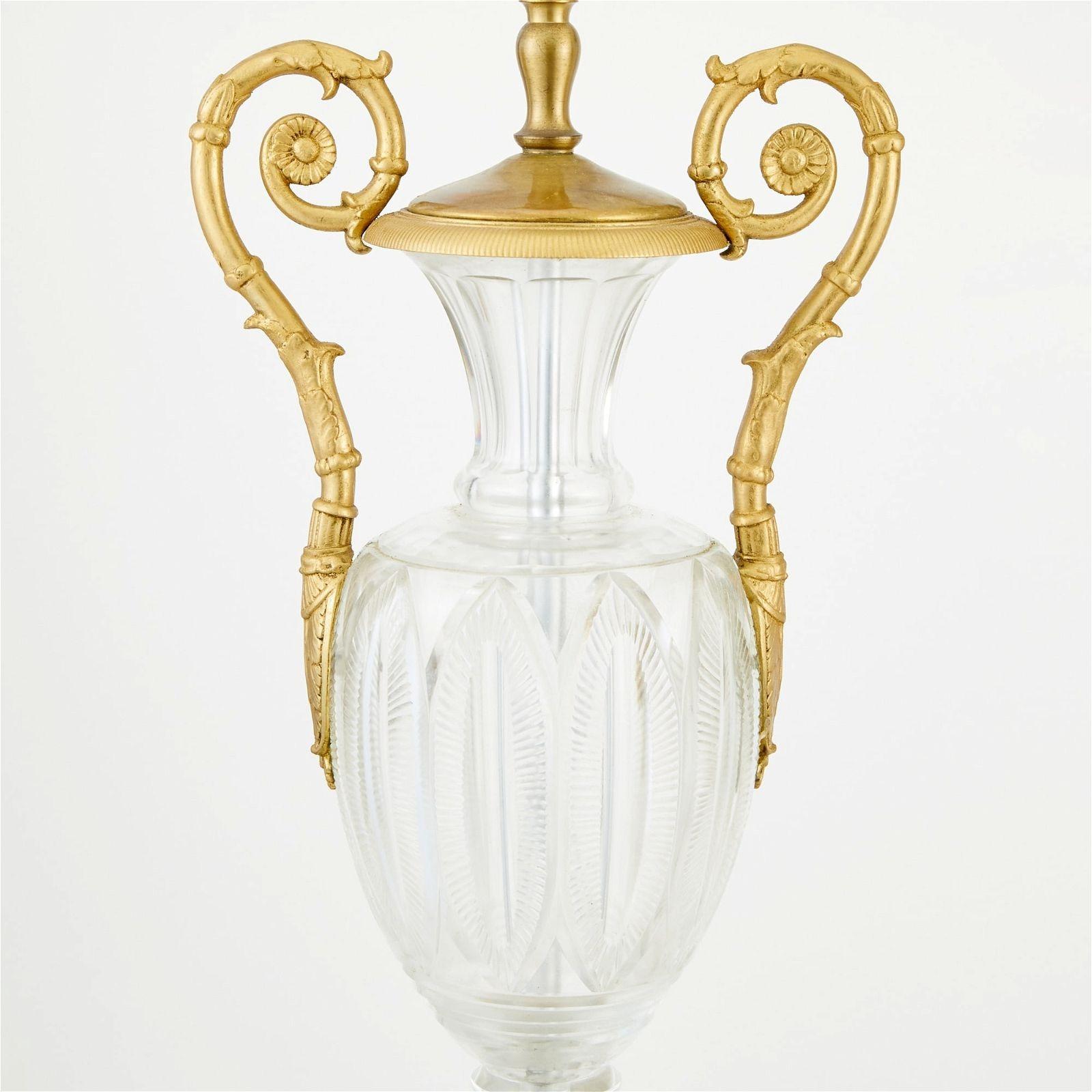Magnifique paire de lampes de style Baccarat en cristal taillé et bronze, avec poignées à volutes en bronze sur base carrée en bronze.
Numéro de stock : LC22.