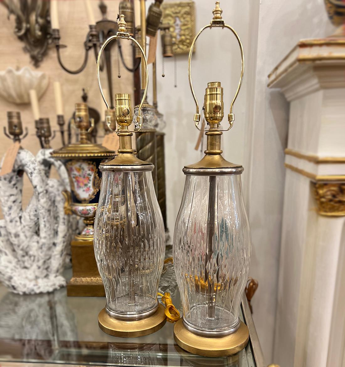 Verre taillé Paire de lampes en cristal taillé en vente