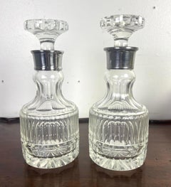 Paire de carafes en cristal taillé et argent des années 1930