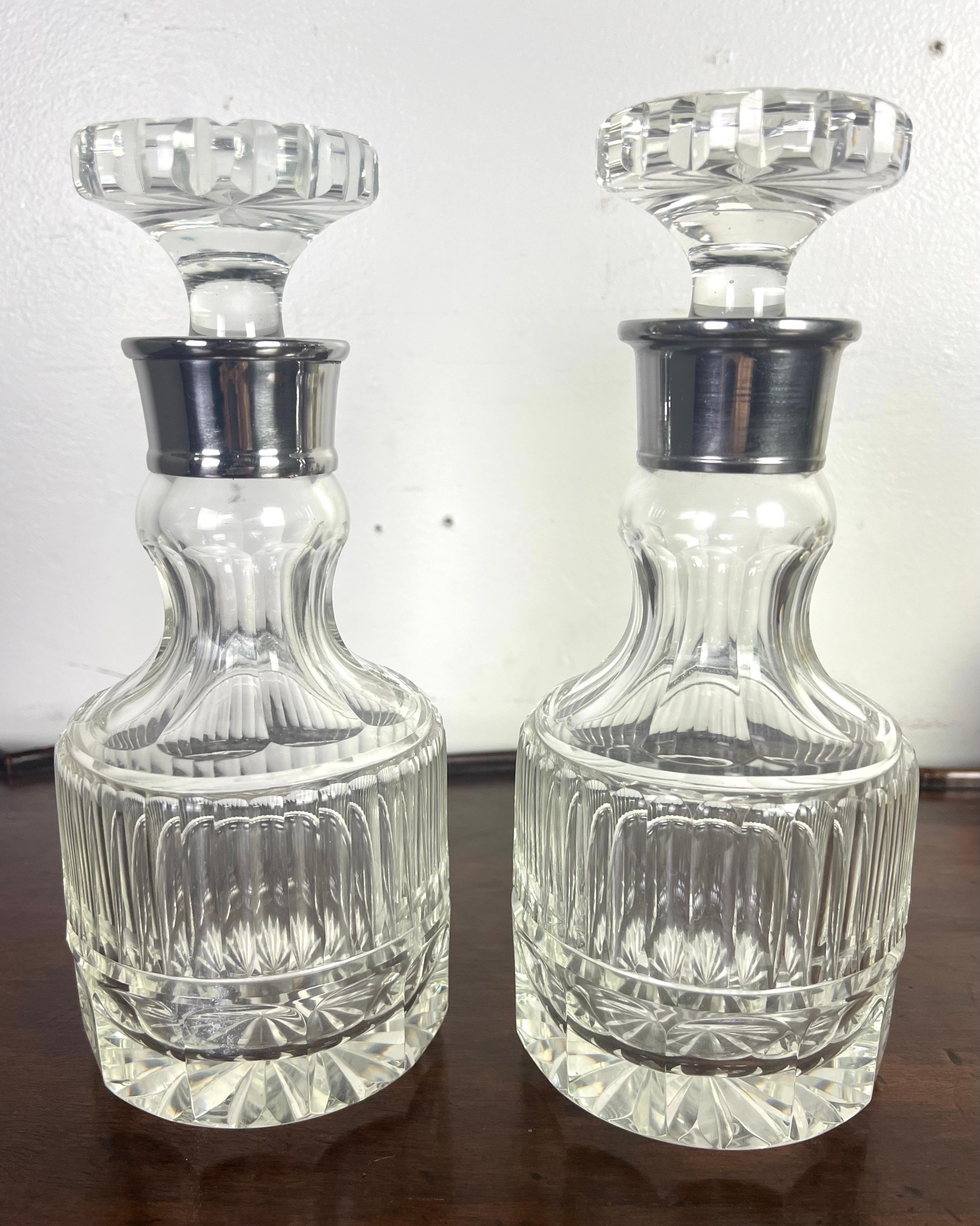 Pareja de decantadores de cristal tallado y plata Años 30 Otro en venta