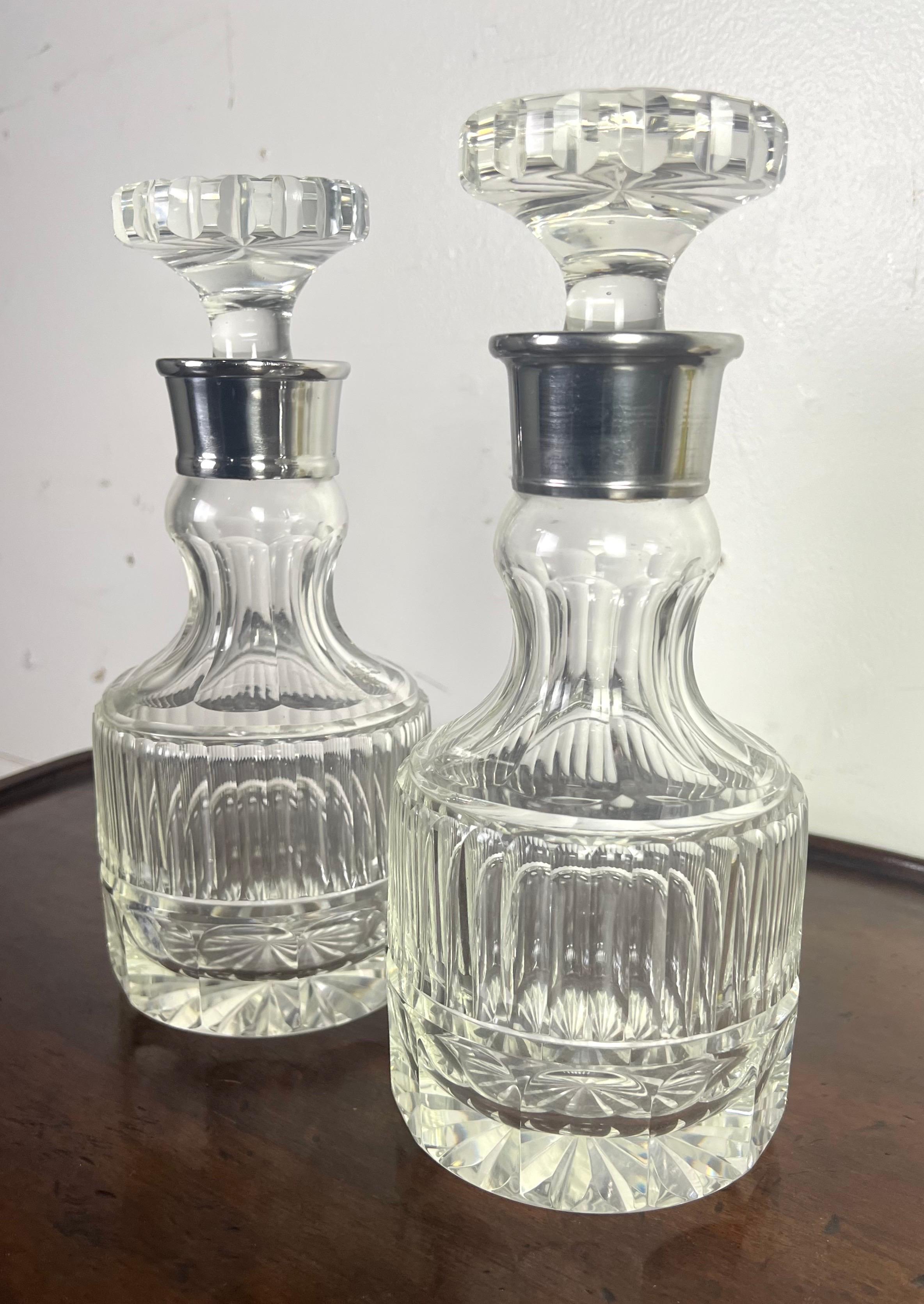 Pareja de decantadores de cristal tallado y plata Años 30 Europeo en venta