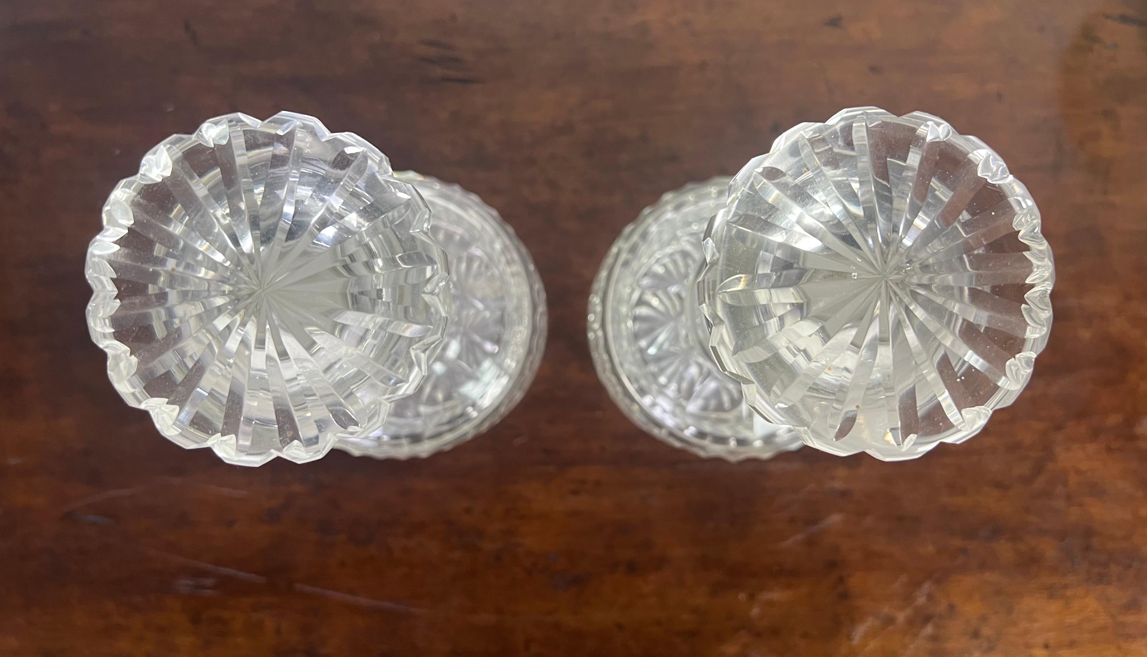 Pareja de decantadores de cristal tallado y plata Años 30 siglo XX en venta