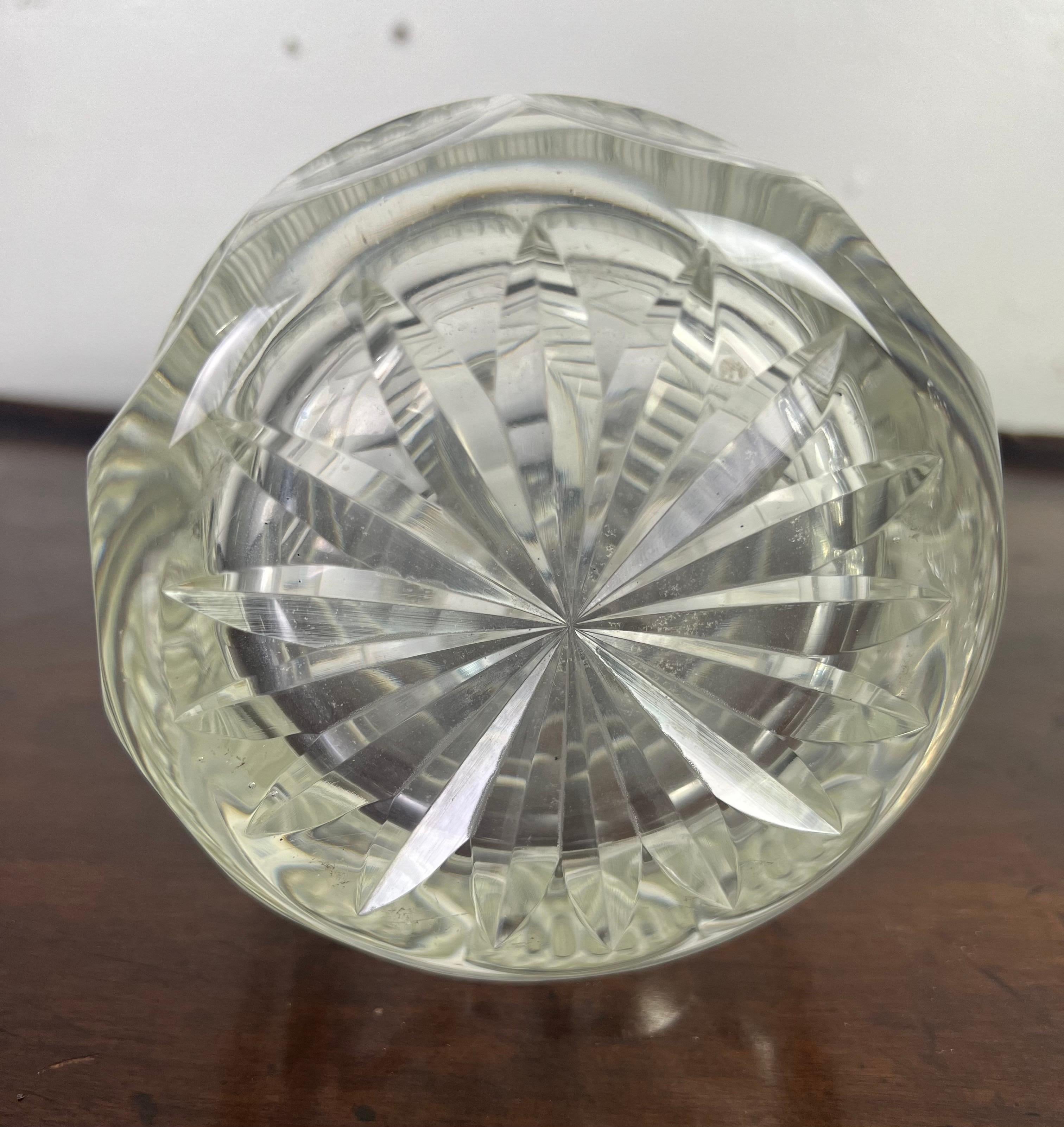 Pareja de decantadores de cristal tallado y plata Años 30 Chapado en plata en venta