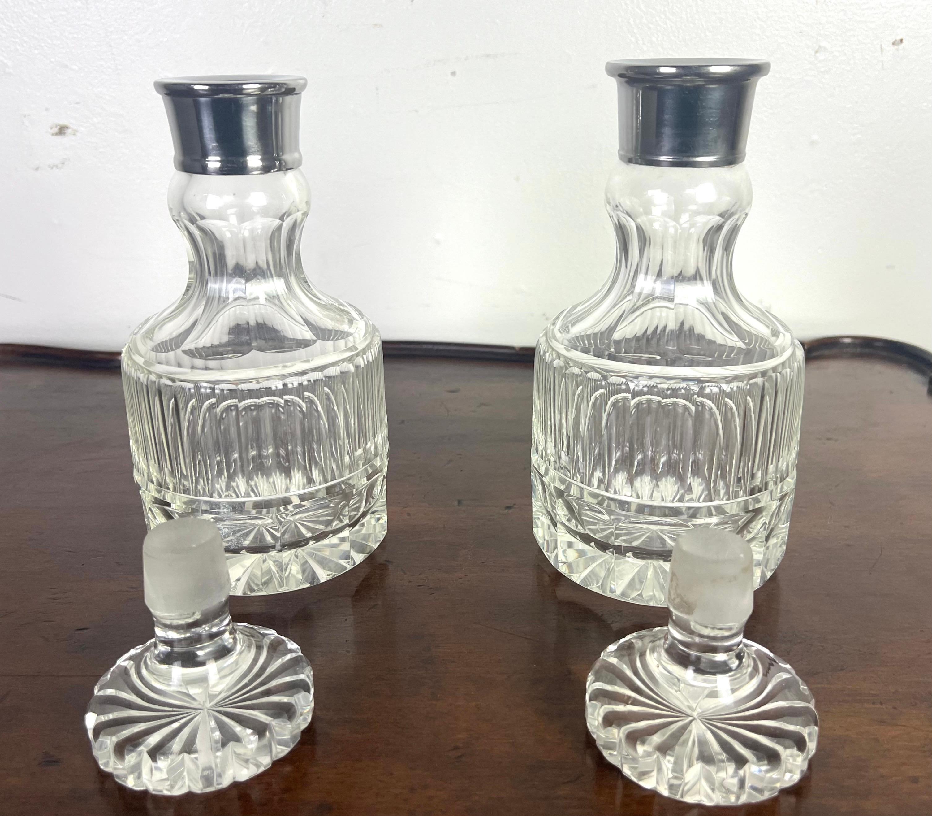 Pareja de decantadores de cristal tallado y plata Años 30 en venta 1