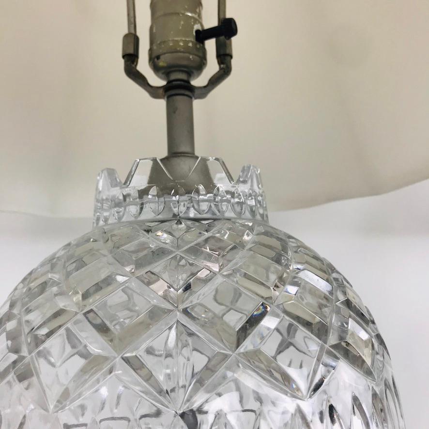 Hollywood Regency Paire de lampes de table en cristal taillé en vente