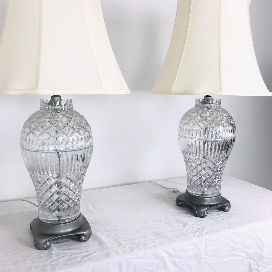 Milieu du XXe siècle Paire de lampes de table en cristal taillé en vente