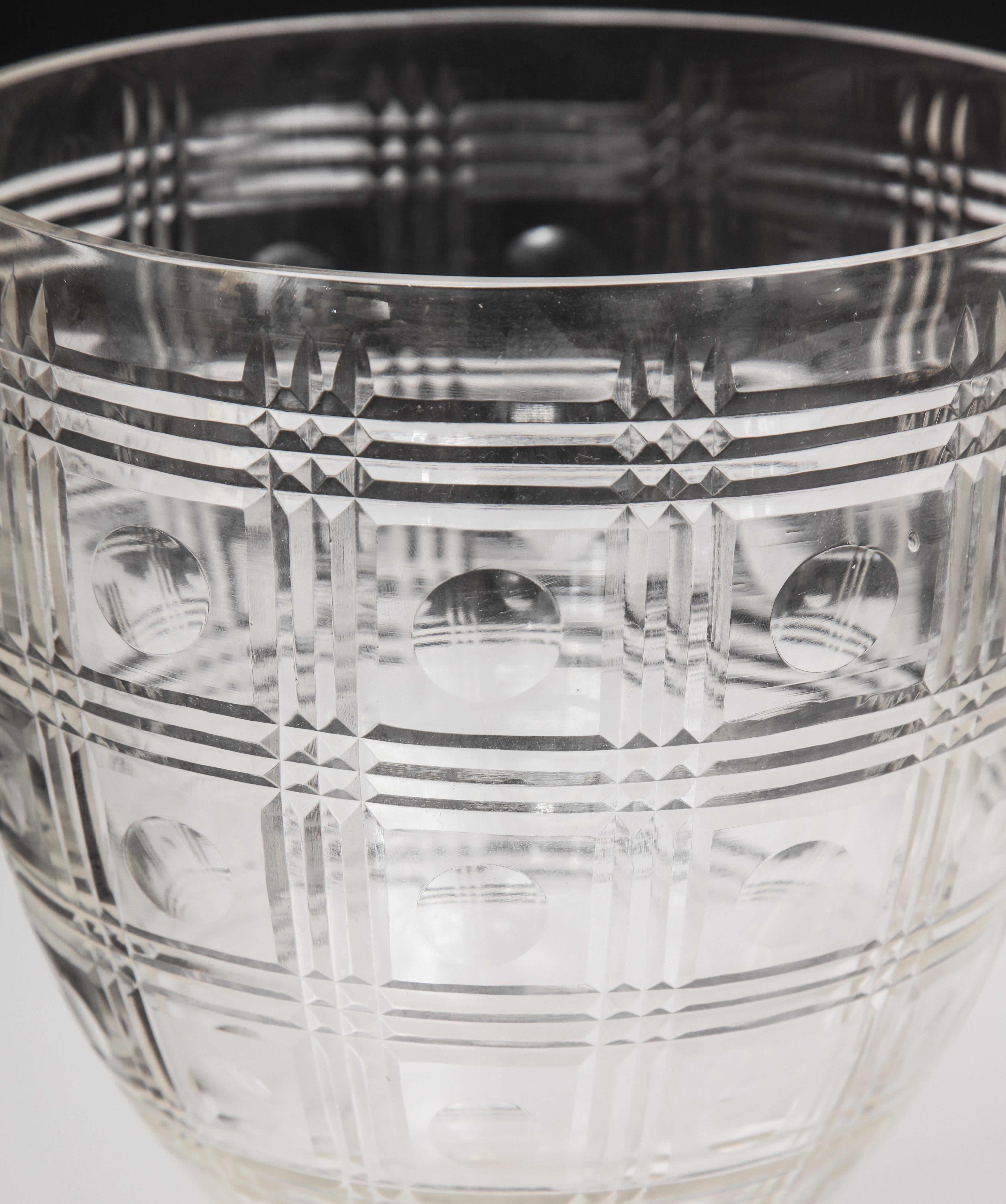 Début du 20ème siècle Paire d'urnes en cristal taillé en vente