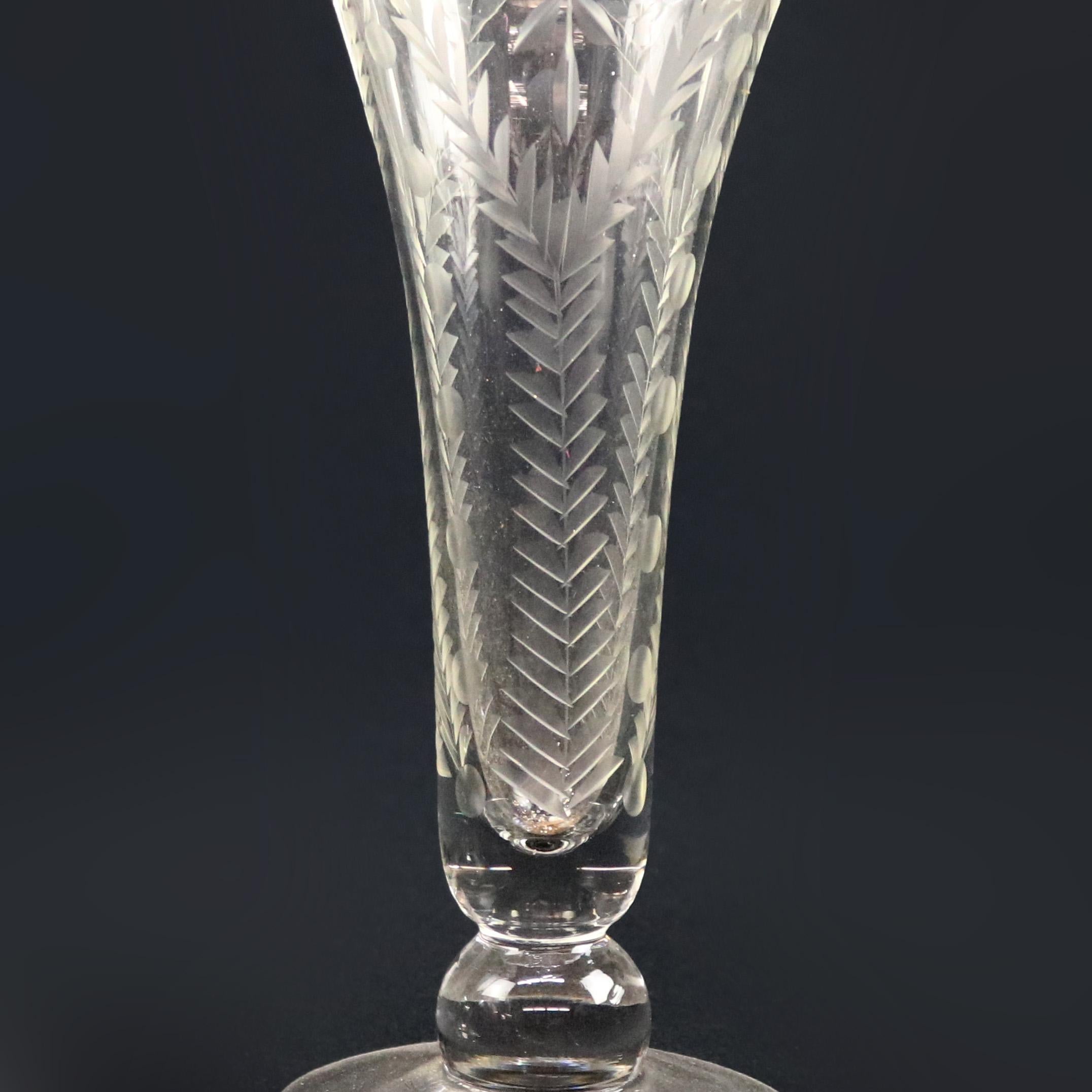 Paire de vases en verre taillé et buriné à motifs floraux, 20e siècle

Mesures - 10 