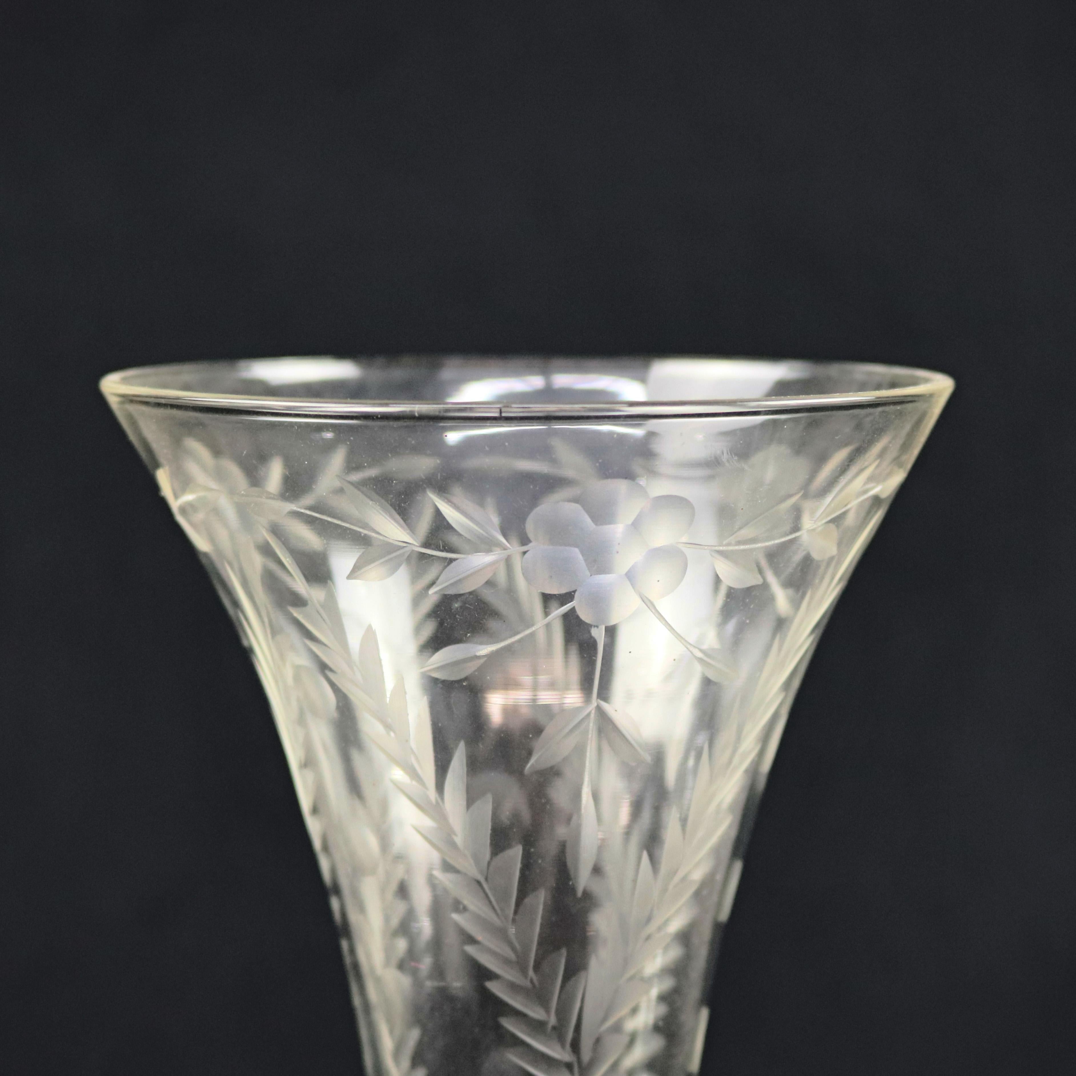 Buriné Paire de vases en verre taillé et buriné à motifs floraux, 20e siècle en vente