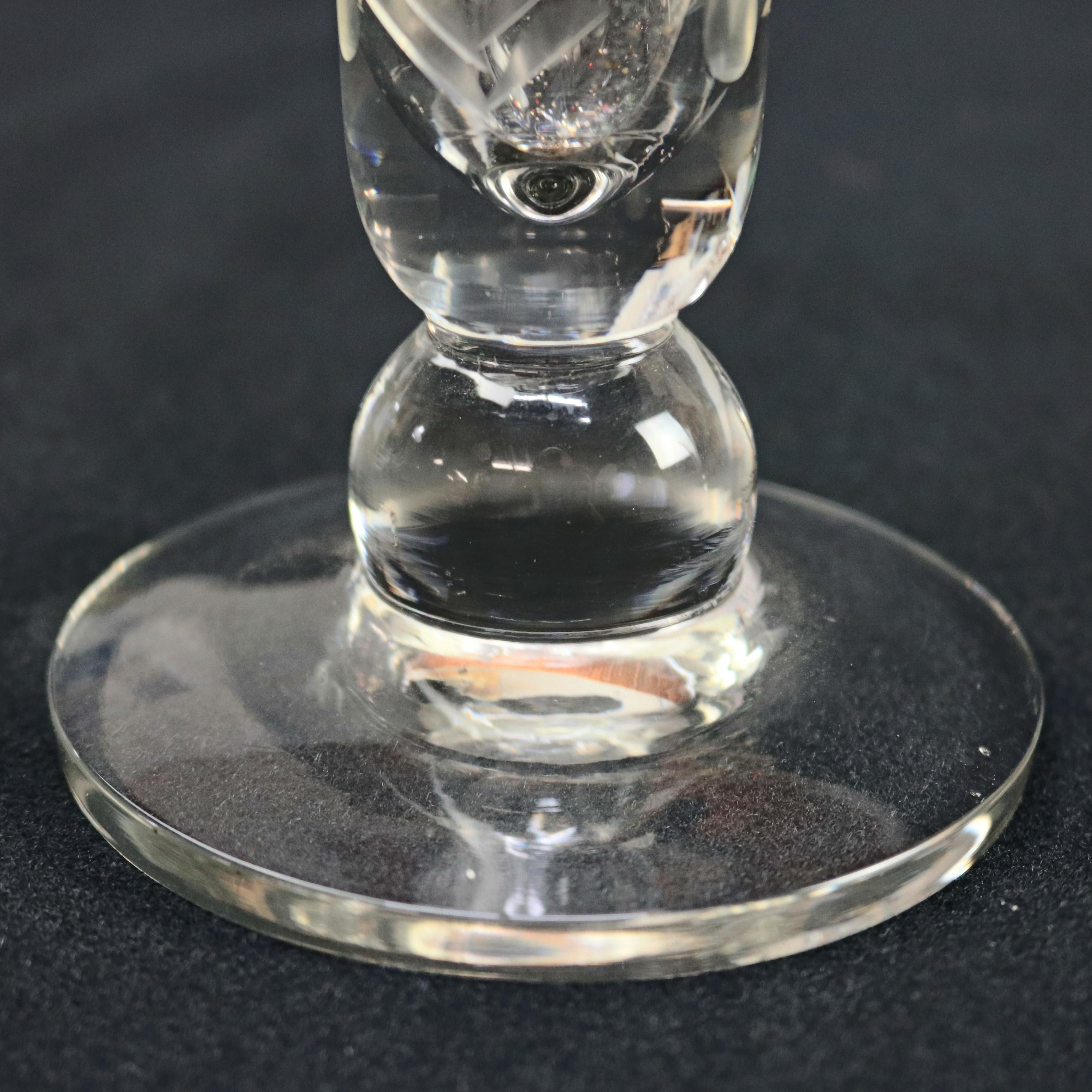 Paire de vases en verre taillé et buriné à motifs floraux, 20e siècle Bon état - En vente à Big Flats, NY