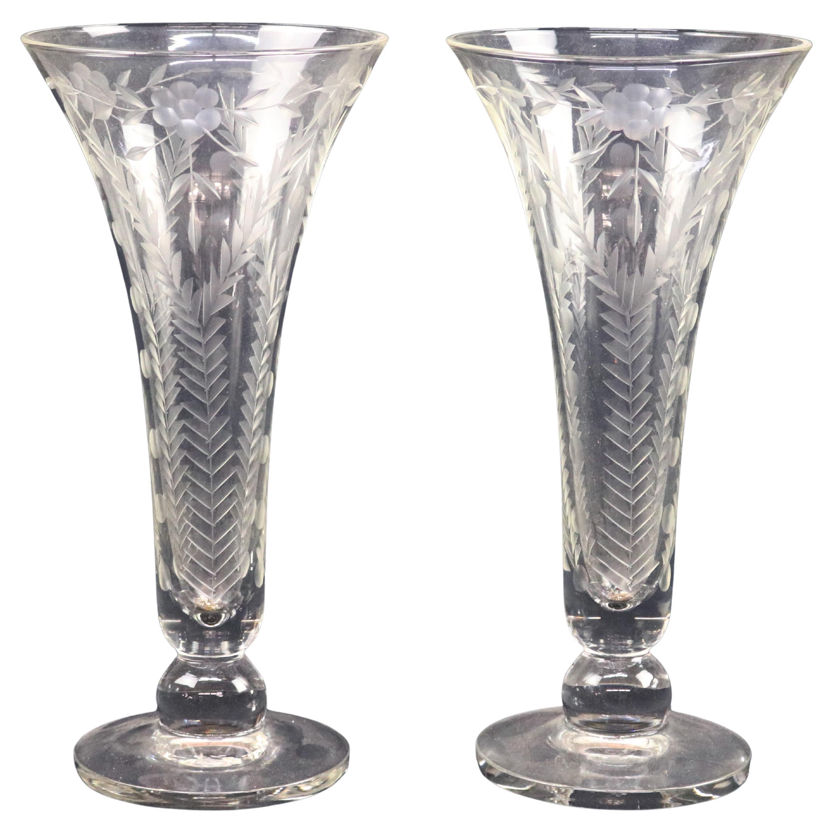 Pareja de jarrones de cristal tallado y grabado con diseño floral, Siglo XX