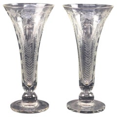 Pareja de jarrones de cristal tallado y grabado con diseño floral, Siglo XX