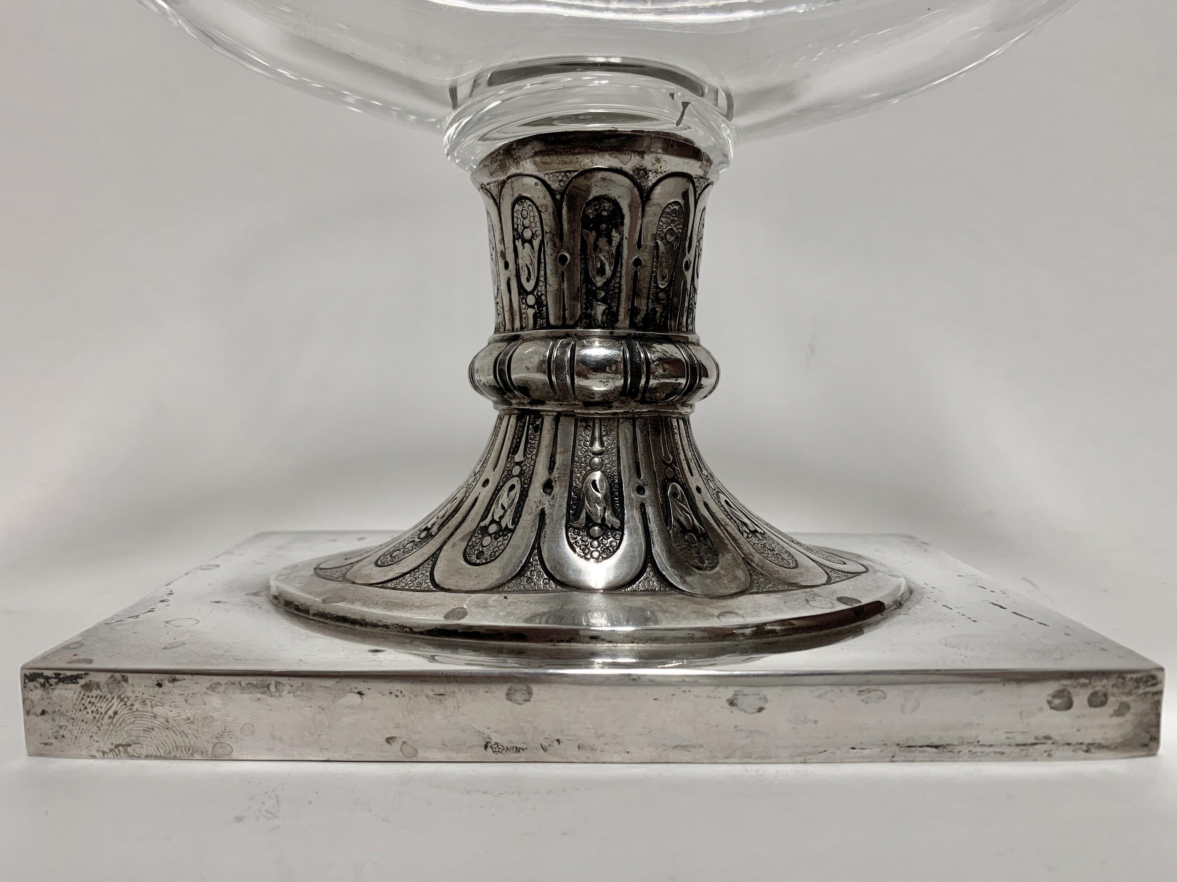 Allemand Paire de bols à compote en verre taillé sur piédestal en argent en vente