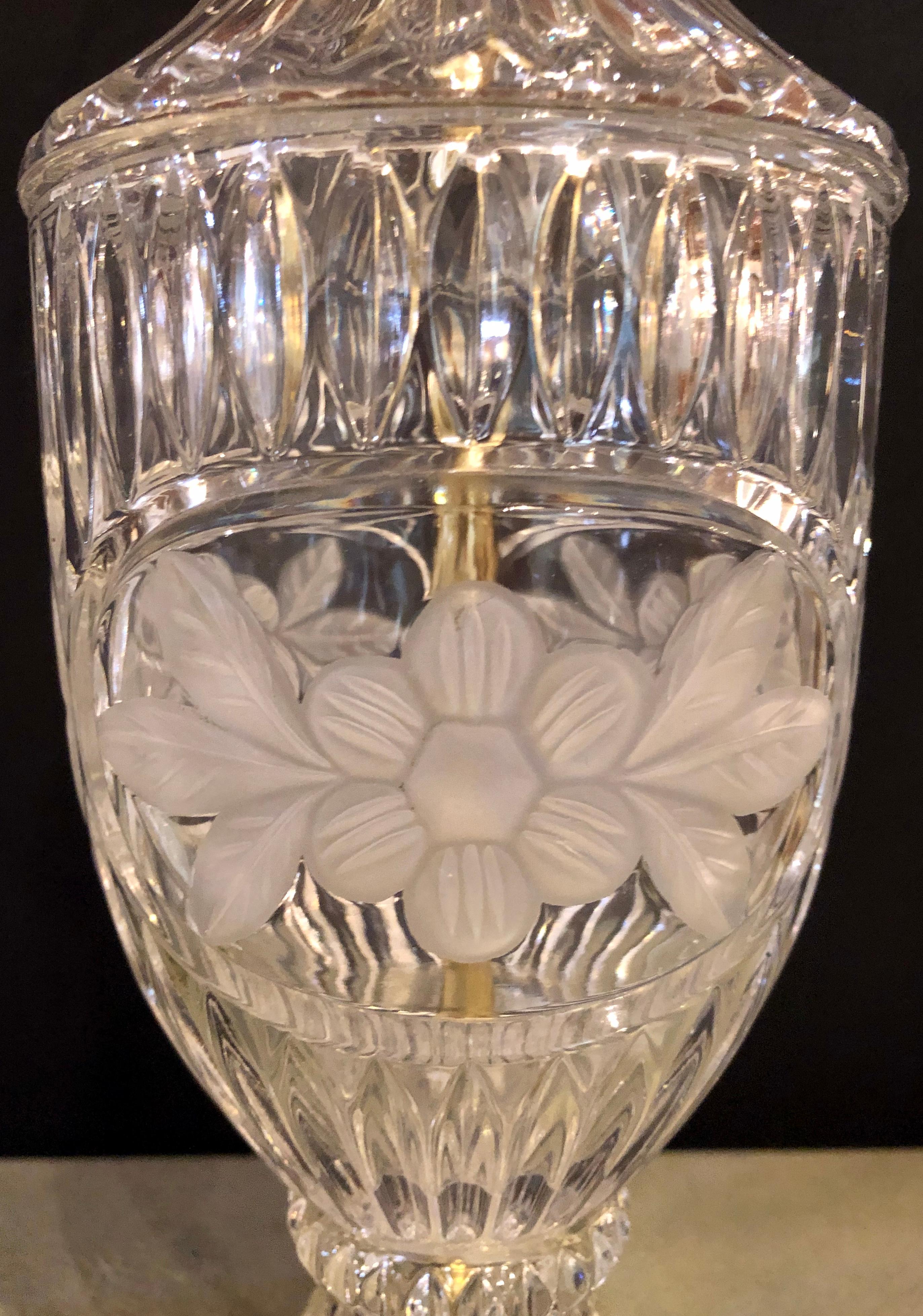 Paire de lampes en verre taillé en forme d'urne en vente 4