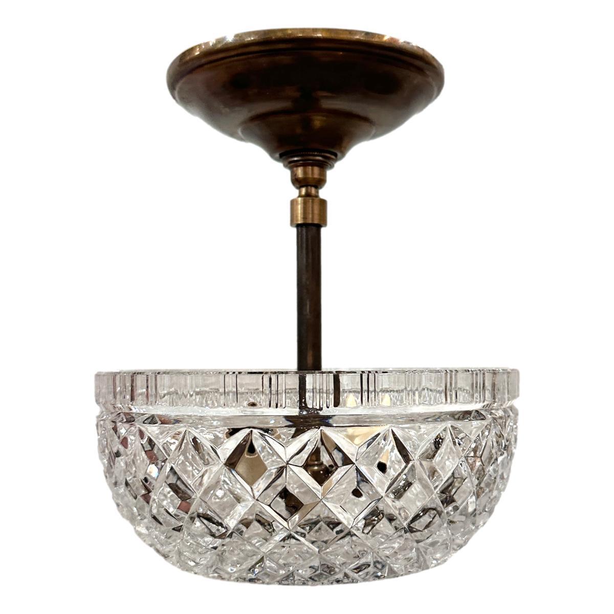 Coppia di lampadari francesi in vetro tagliato degli anni '40 circa con 2 luci interne. Venduto singolarmente.

Misure:
Diametro: 8