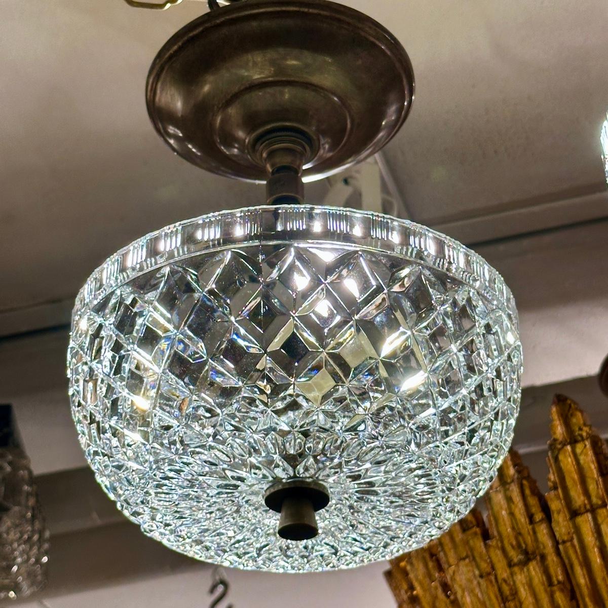 Vetro intagliato Coppia di lampade in vetro tagliato, vendute singolarmente in vendita
