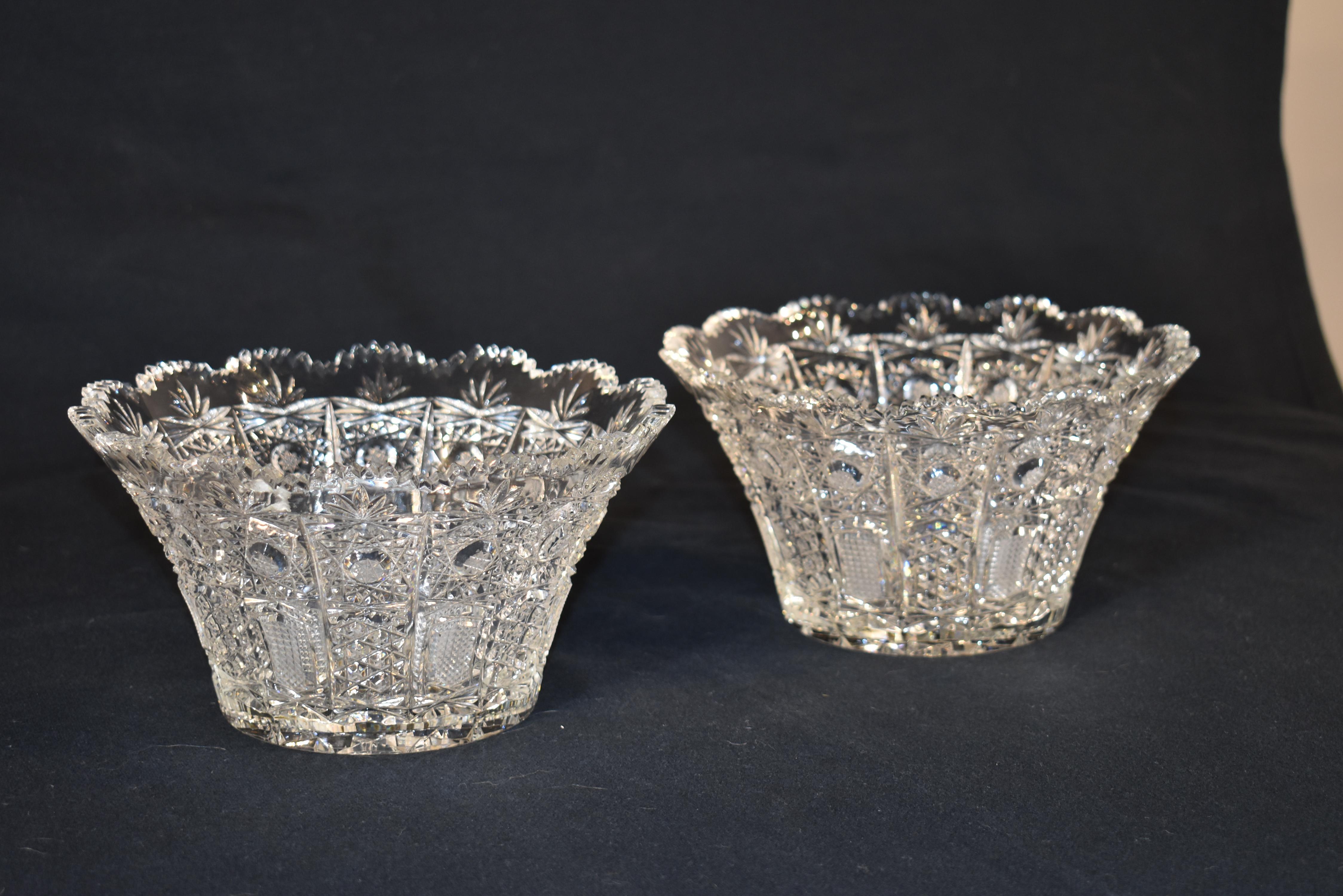 Paire de bols de service en verre taillé d'Angleterre en vente 3