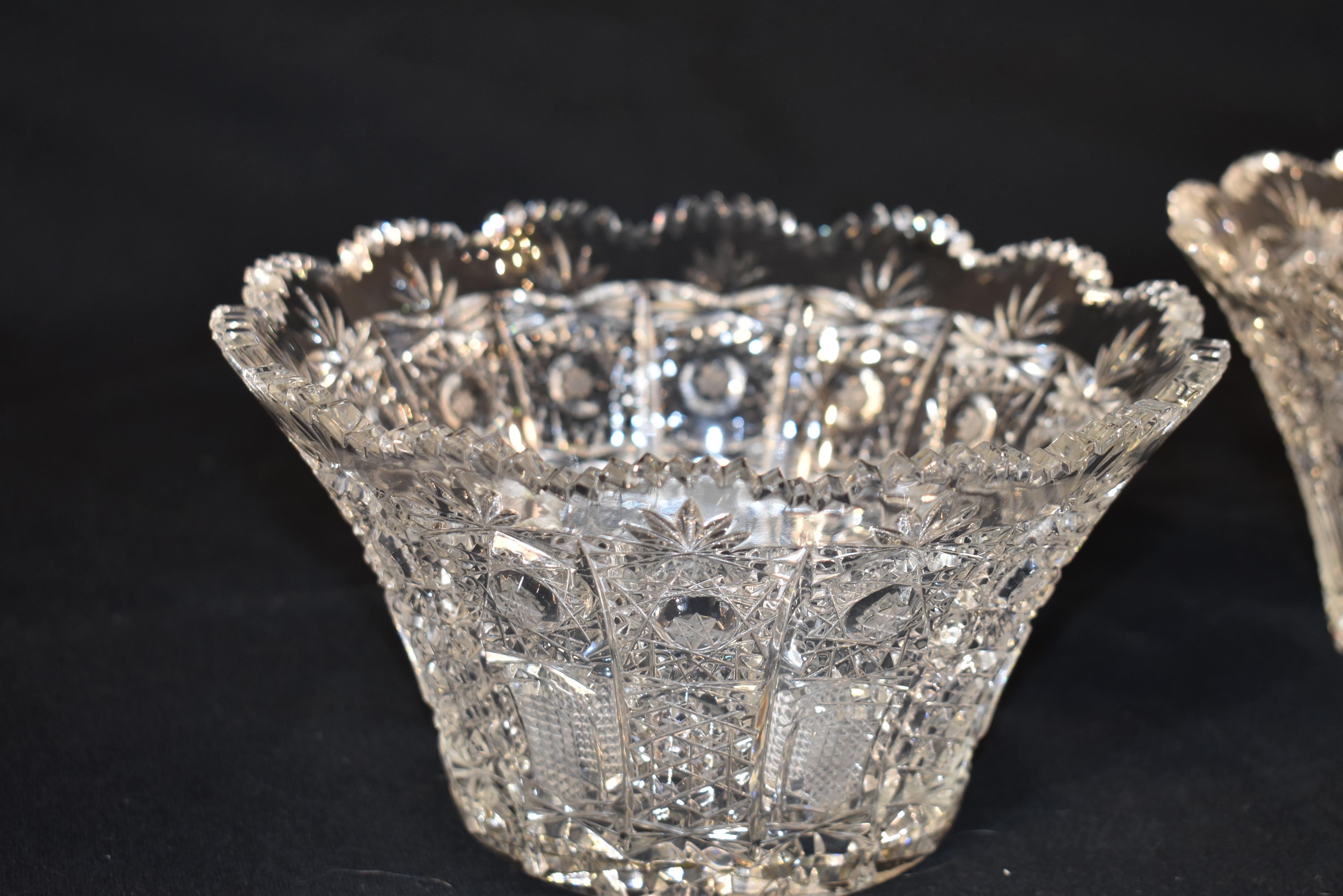 Paire de bols de service en verre taillé d'Angleterre en vente 4