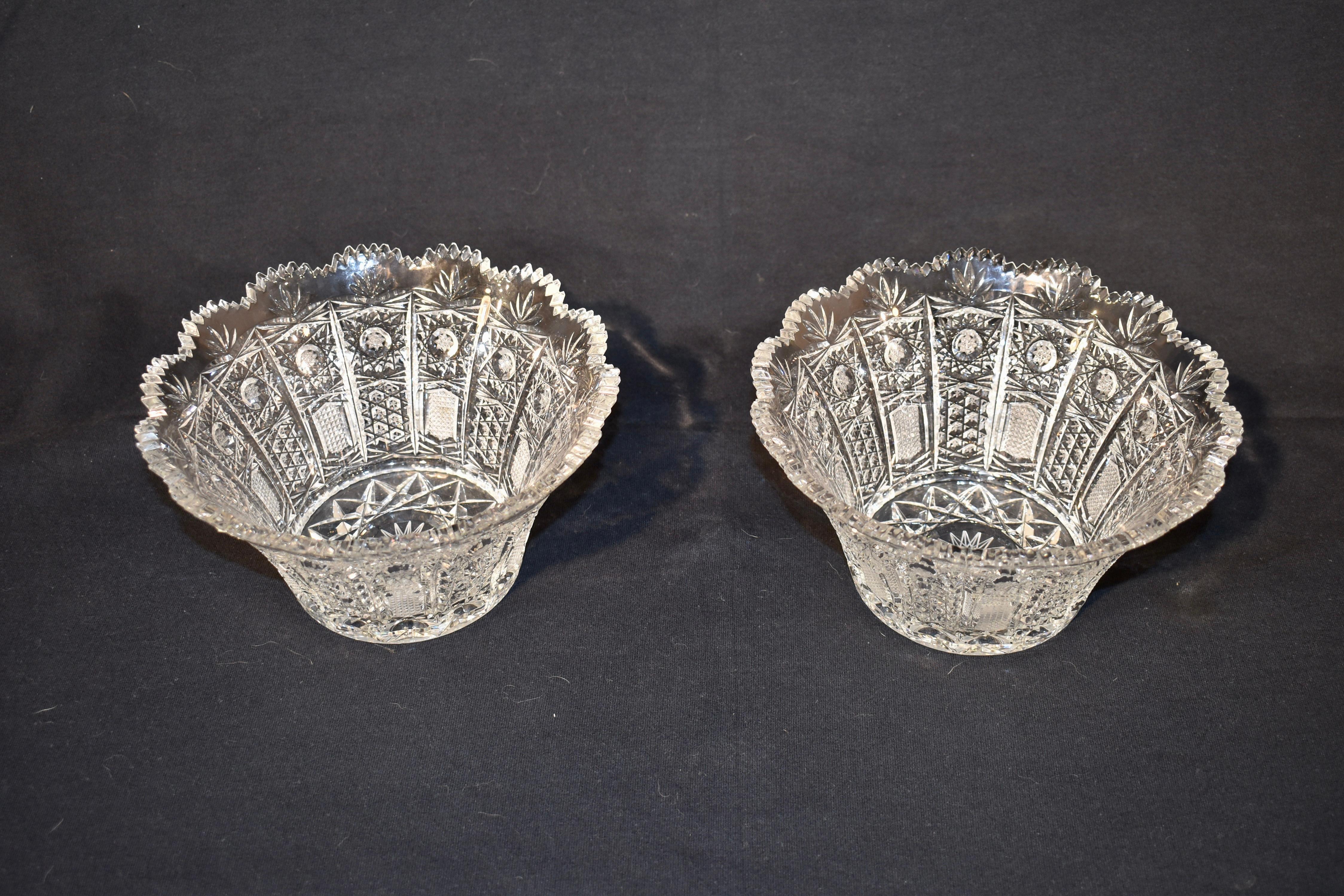 Paire de magnifiques bols de service en verre taillé d'Angleterre.  Les bols sont merveilleusement taillés et gravés à la main pour briller dans n'importe quel décor.  Les bols de service en verre taillé comme ceux-ci étaient utilisés dans toutes