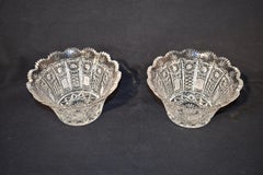 Paire de bols de service en verre taillé d'Angleterre